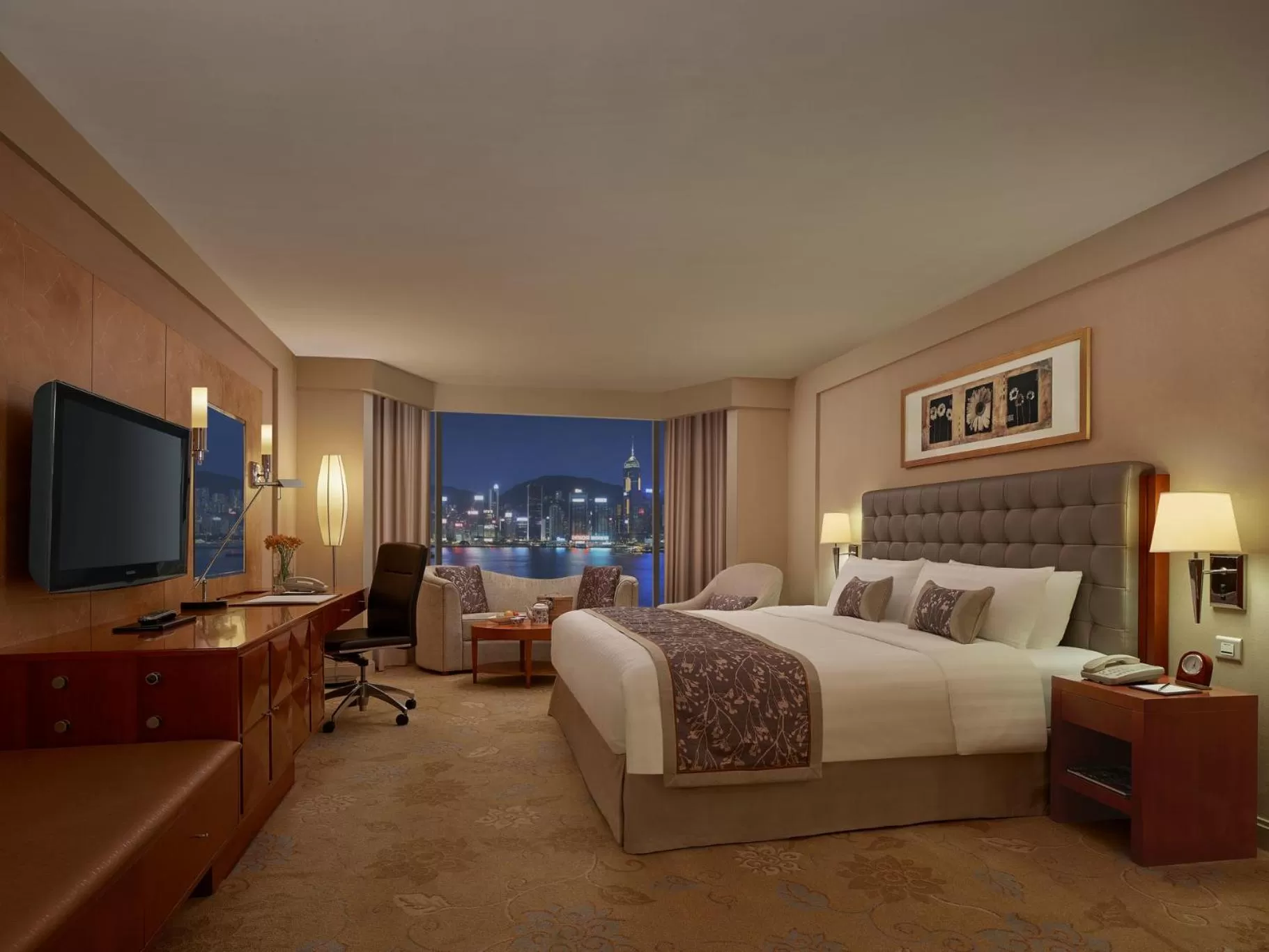 Photo of the whole room, Bed in Kowloon Shangri-La, Hong Kong