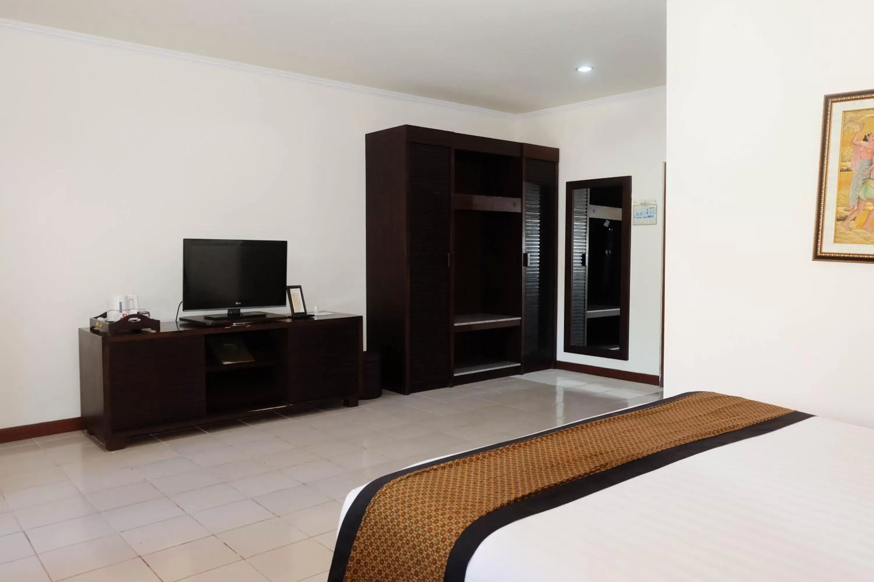 Bed, TV/Entertainment Center in Griya Santrian a Beach Resort