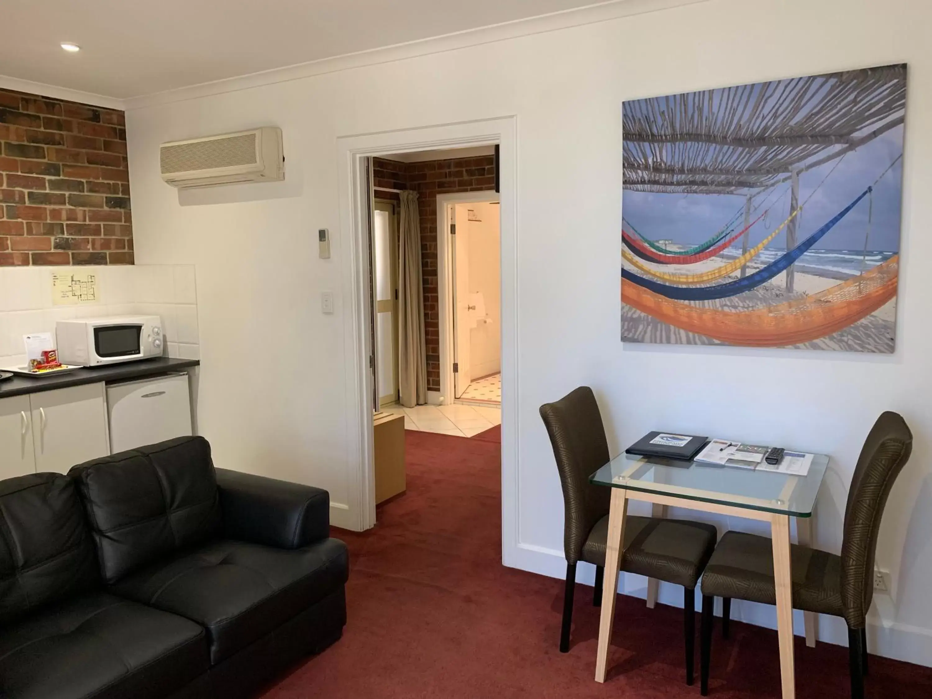 Kitchen or kitchenette, Dining Area in Ensenada Motor Inn and Suites