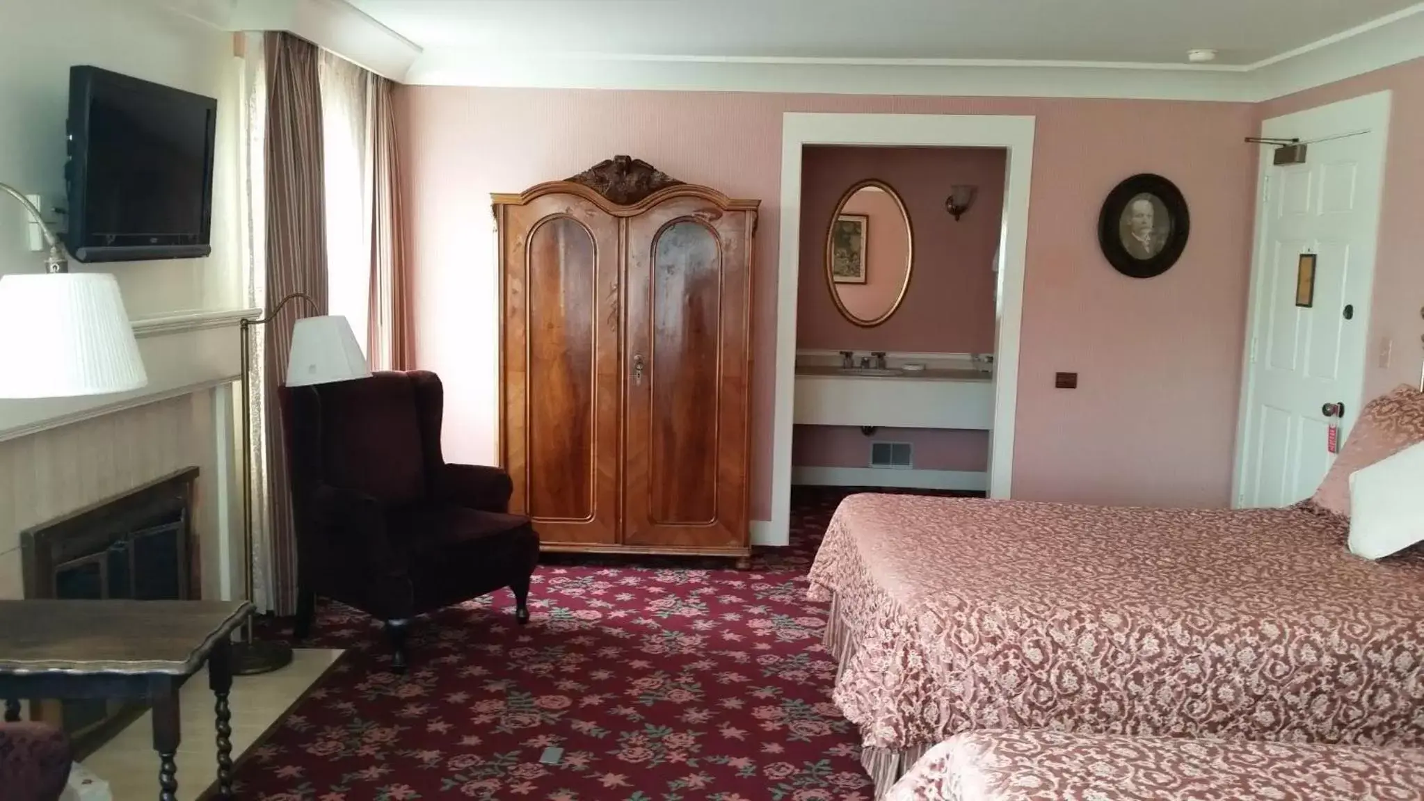 Bedroom, TV/Entertainment Center in Mendocino Hotel & Garden