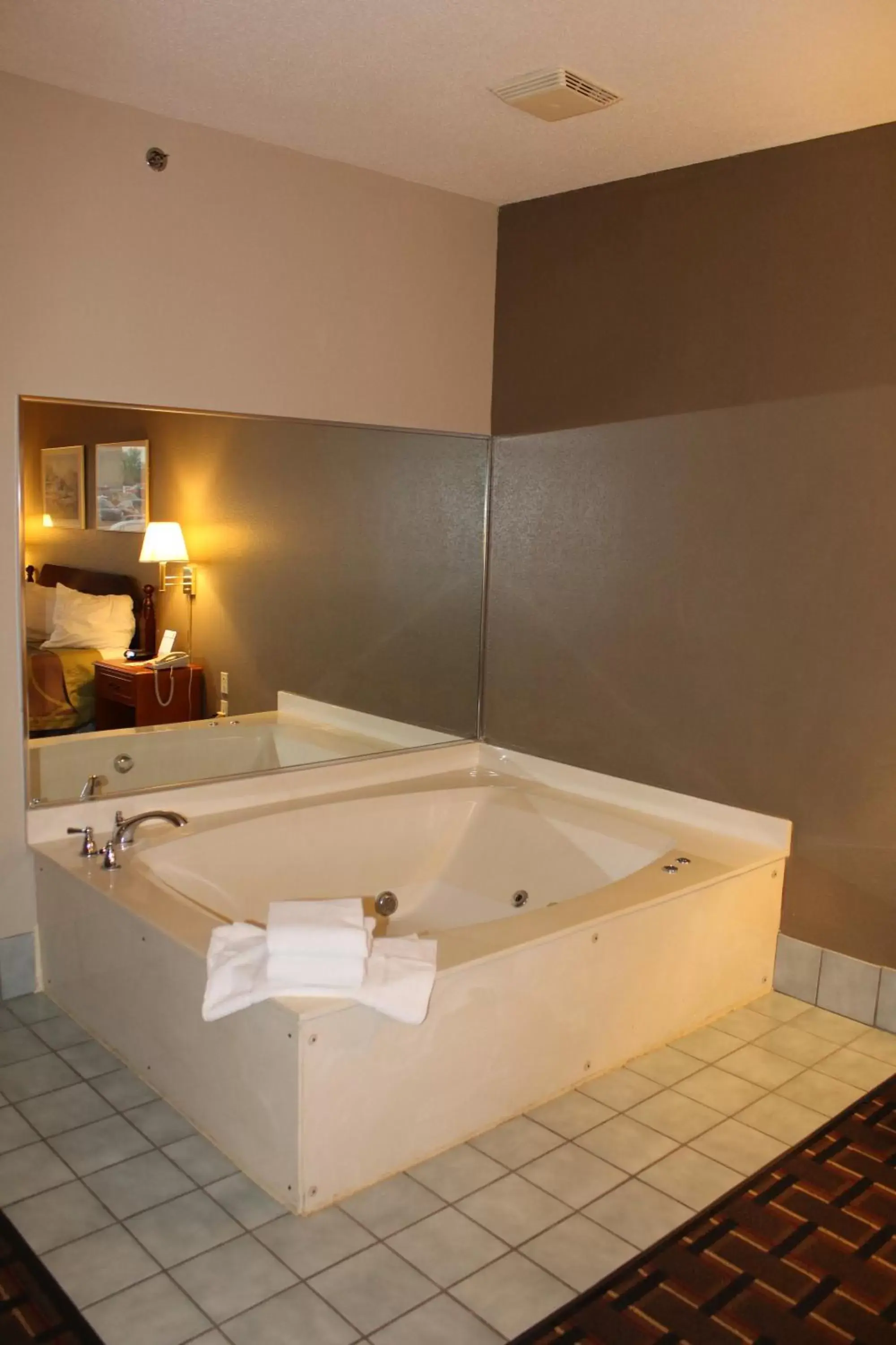 Hot Tub, Bathroom in Super 8 by Wyndham Valparaiso