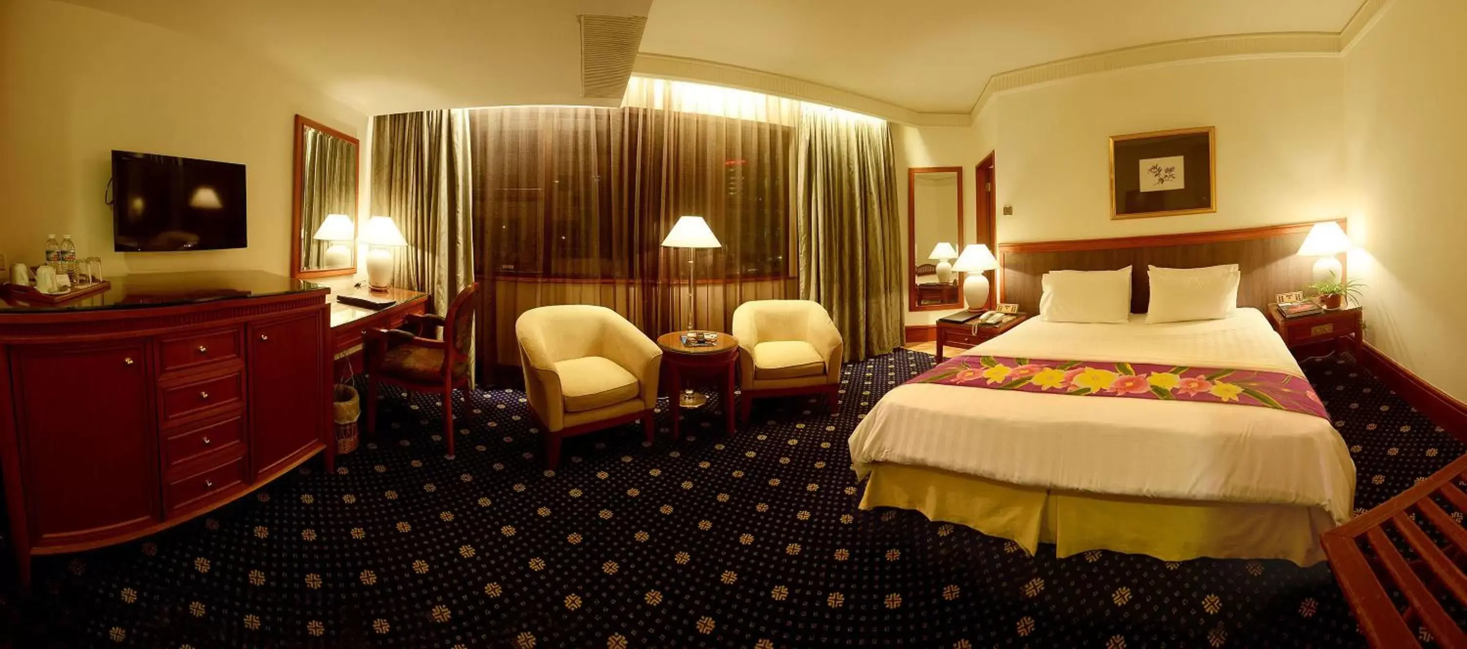 Photo of the whole room, Bed in The Jesselton Hotel