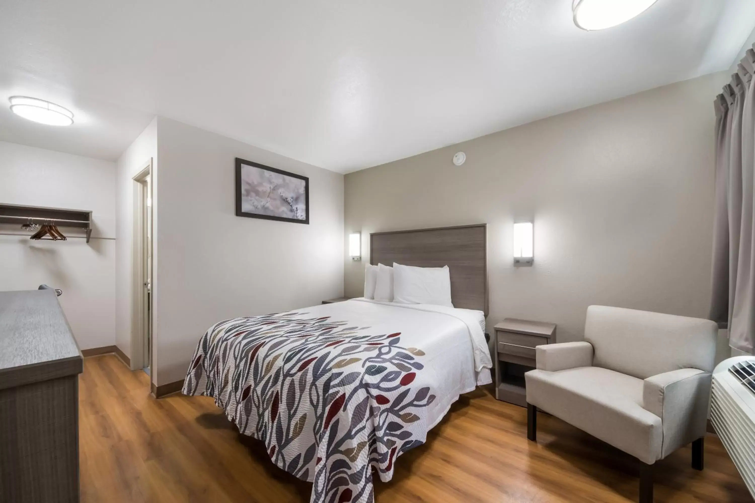 Deluxe Queen Room - Non-Smoking in Red Roof Inn San Antonio E - Frost Bank Center Deluxe Queen Room - Non-Smoking in Red Roof Inn San Antonio E - Frost Bank Center