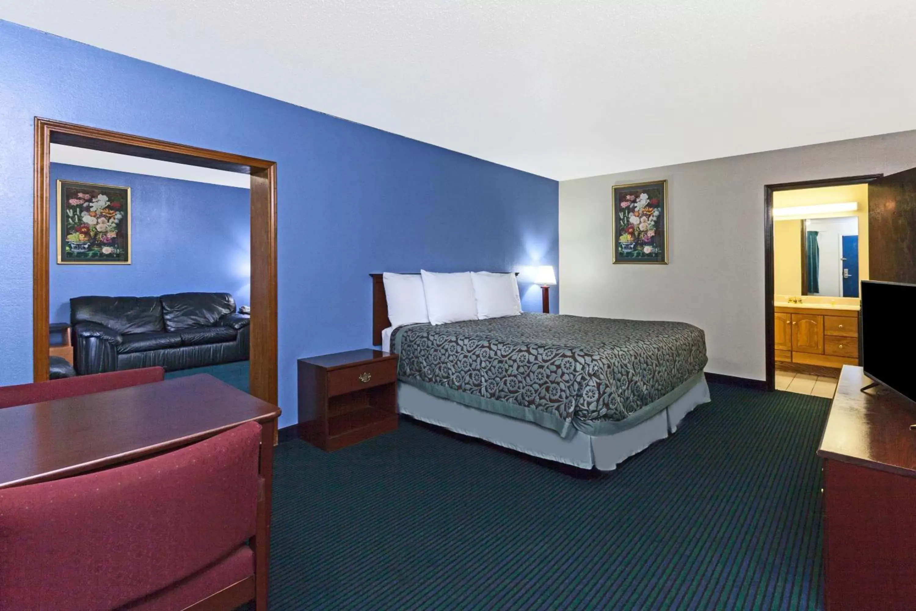 One-Bedroom King Suite - Non-Smoking in Days Inn by Wyndham Oklahoma City Fairground