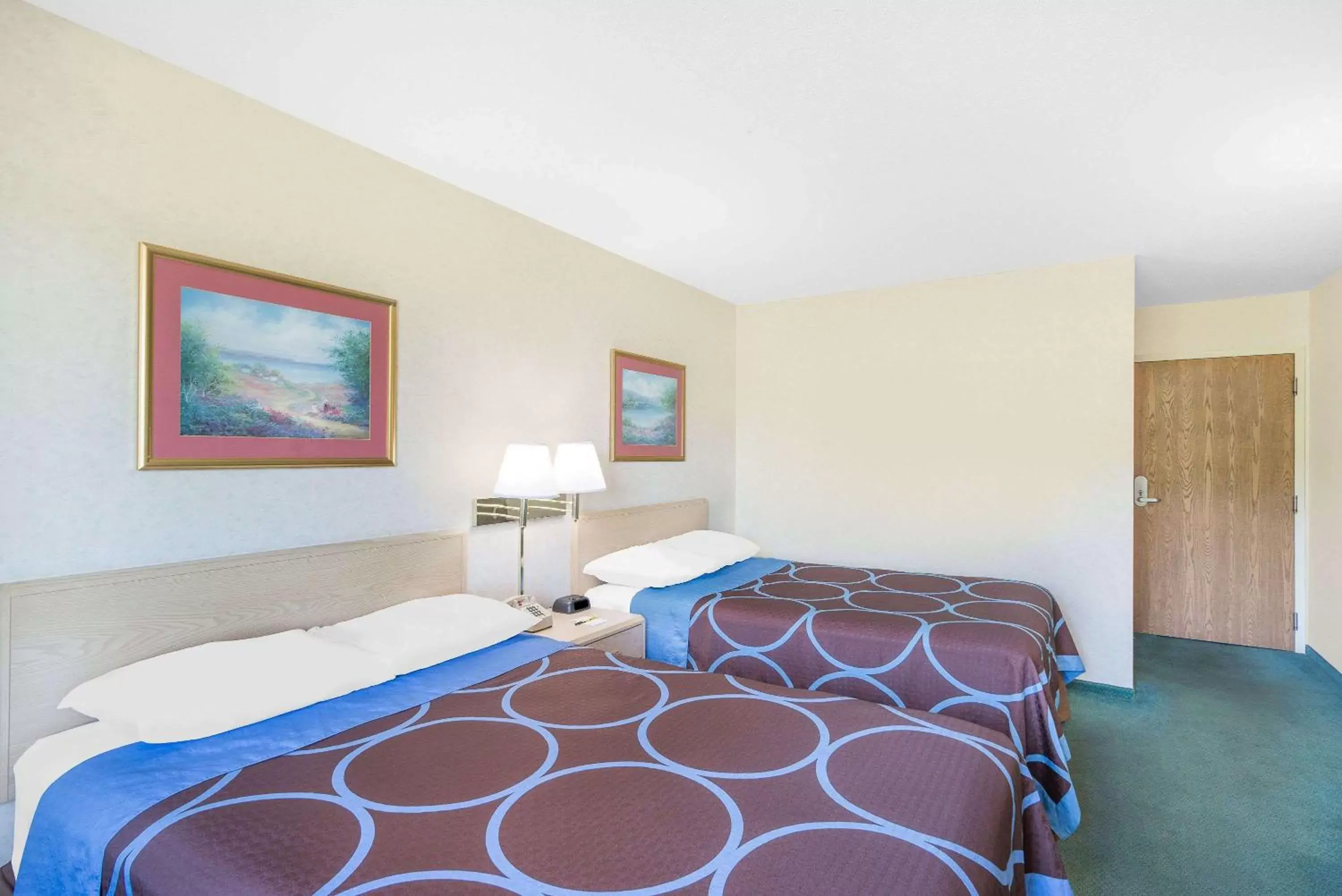 Photo of the whole room, Bed in Super 8 by Wyndham Canandaigua