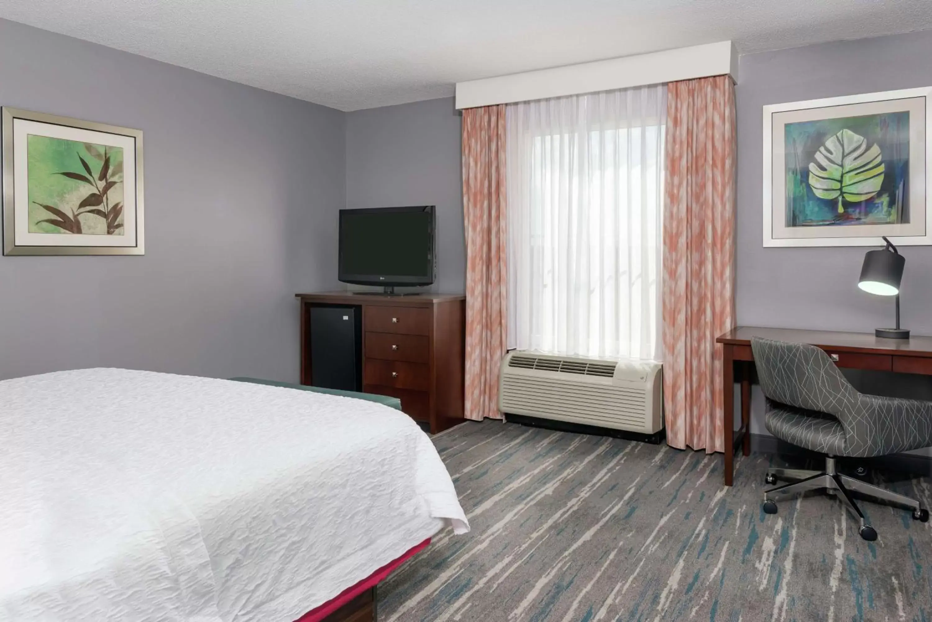 Bedroom, TV/Entertainment Center in Hampton Inn & Suites Orlando Airport at Gateway Village
