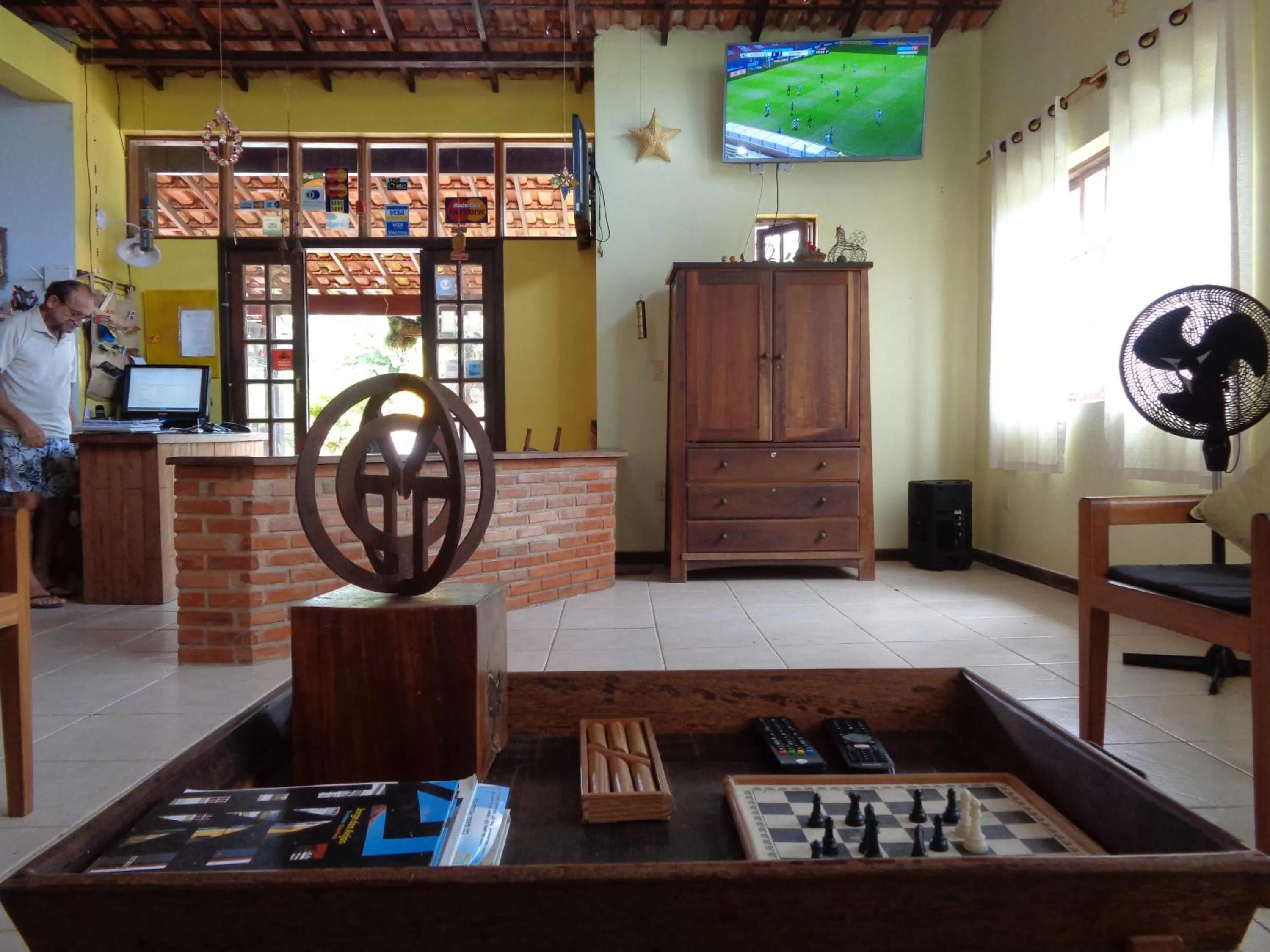 Communal lounge/ TV room in Pousada Barcarola