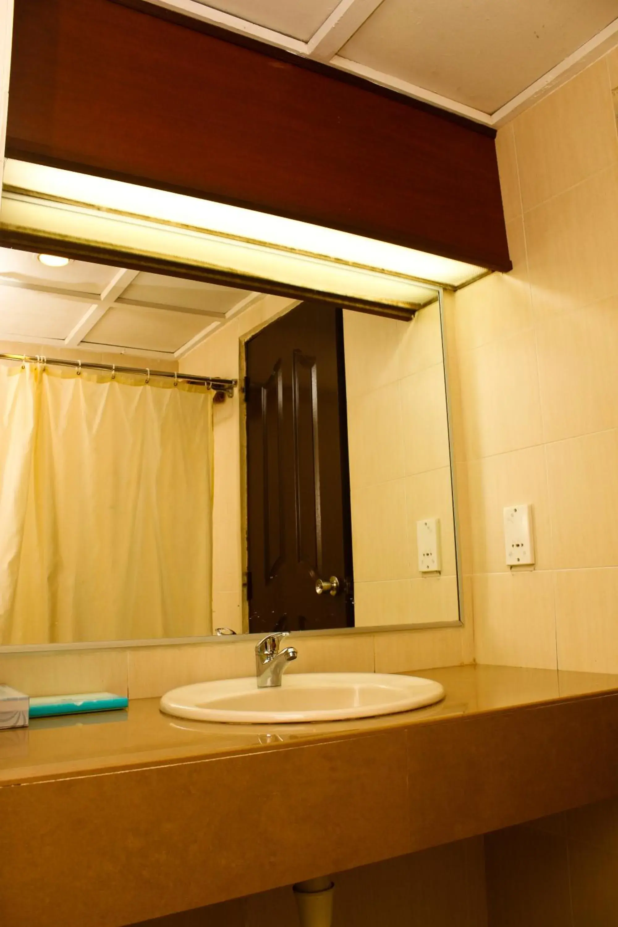 Bathroom in De Rhu Beach Resort