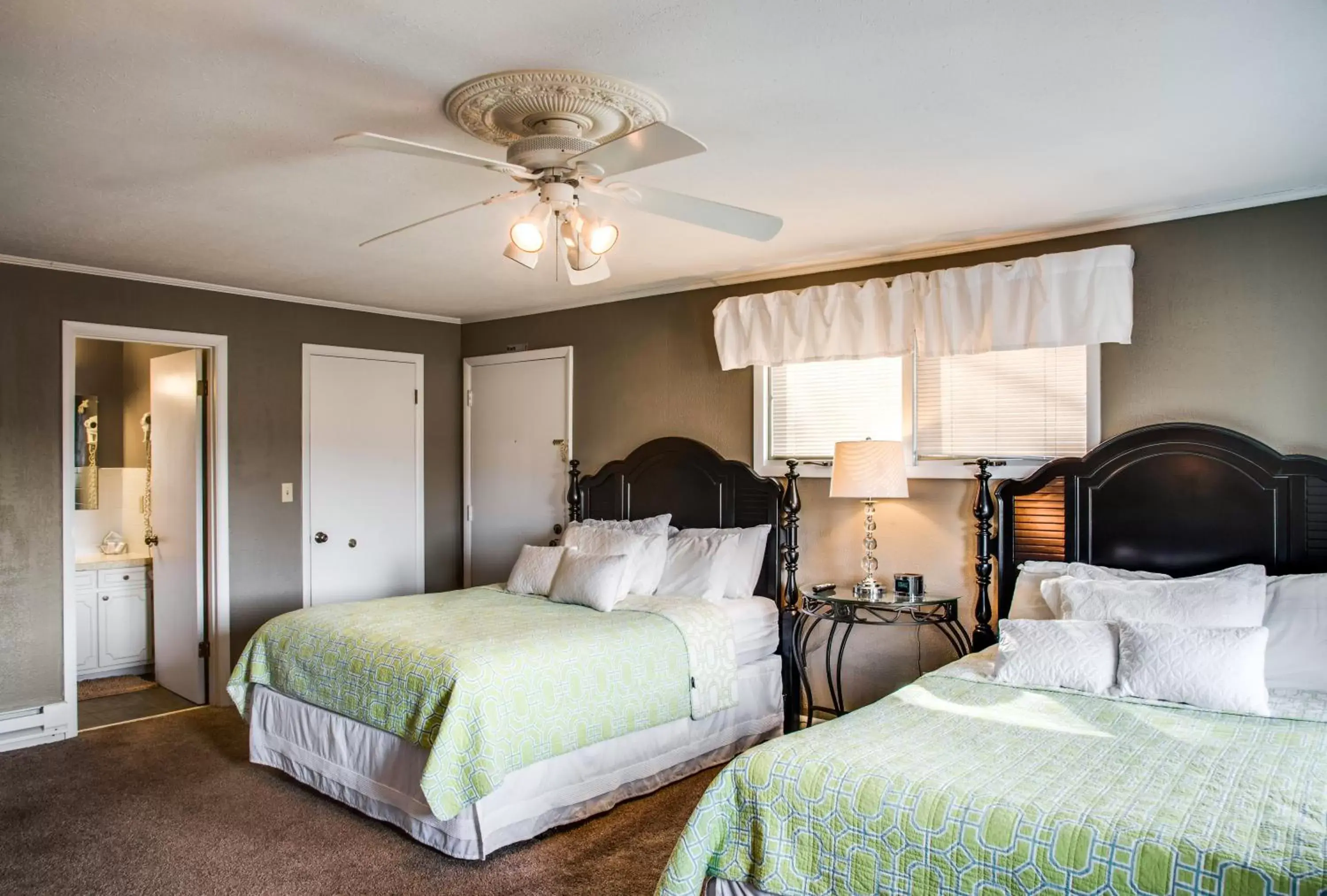 Bedroom, Bed in Cliff Dwellers Inn