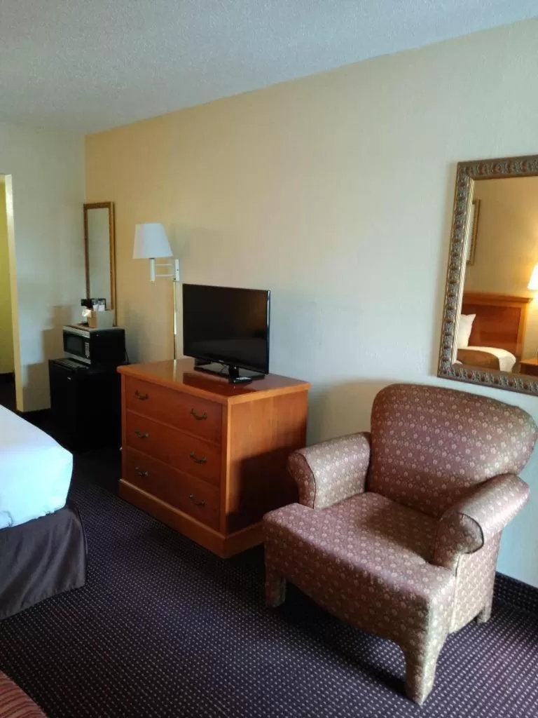 TV and multimedia, Bed in Knights Inn San Antonio near Frost Bank Center