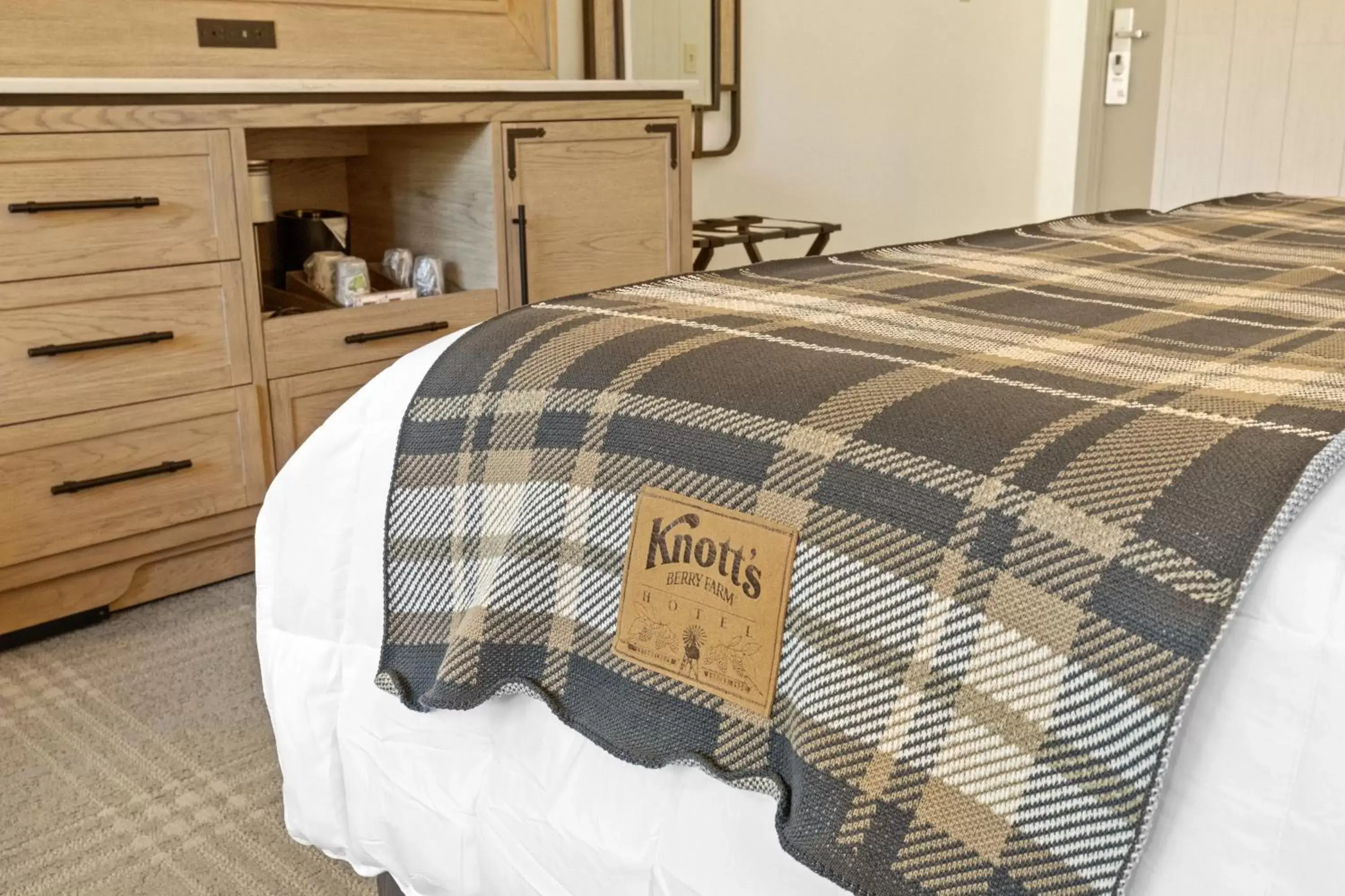 Bedroom, Bed in Knott's Berry Farm Hotel