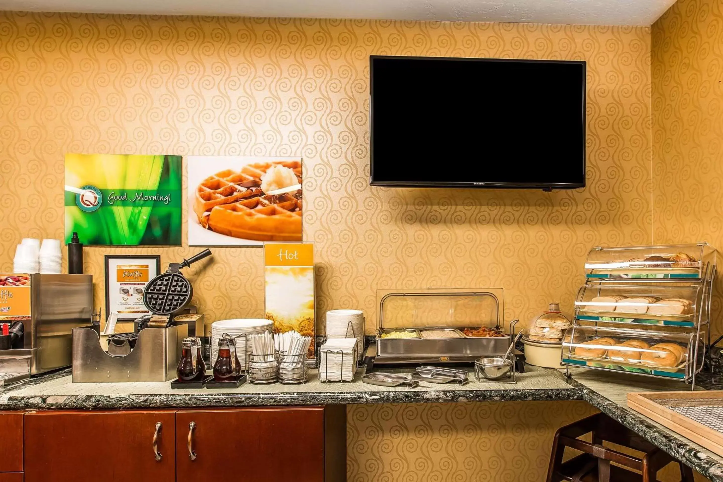 Restaurant/places to eat, TV/Entertainment Center in Quality Inn Near China Lake Naval Station