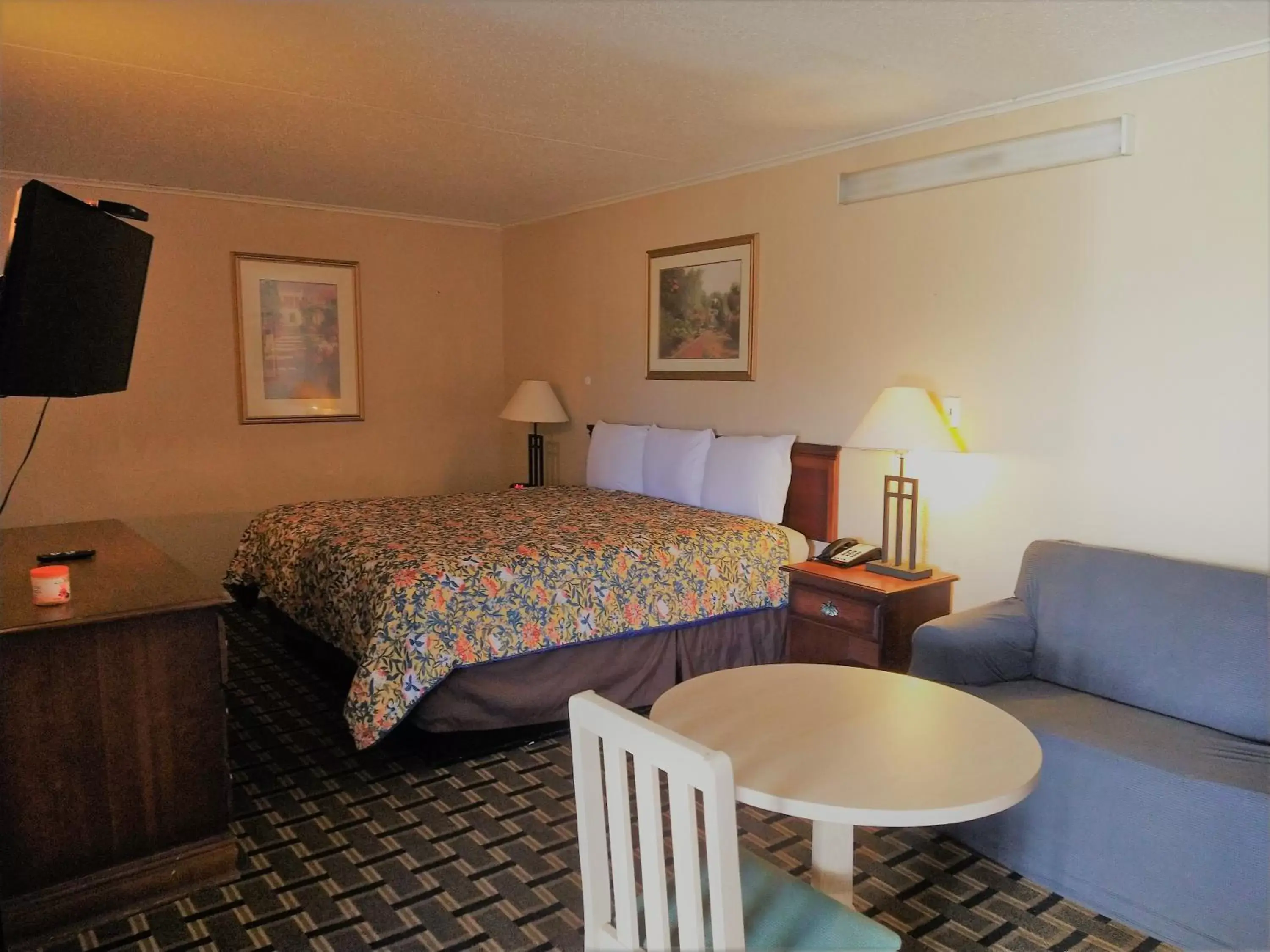 Photo of the whole room, Bed in Grandview Plaza Inn