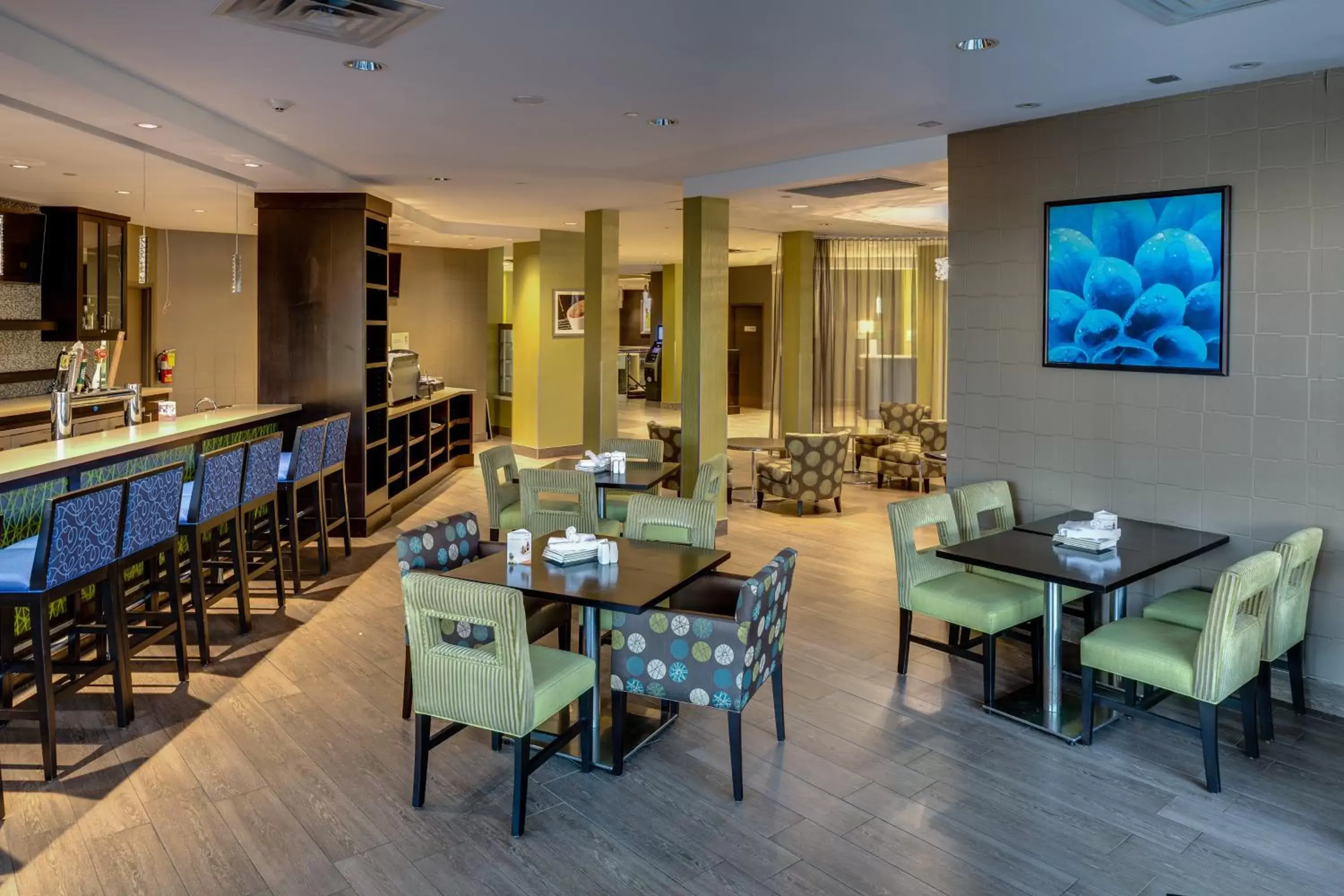 Lounge or bar, Restaurant/Places to Eat in Holiday Inn Sudbury, an IHG Hotel