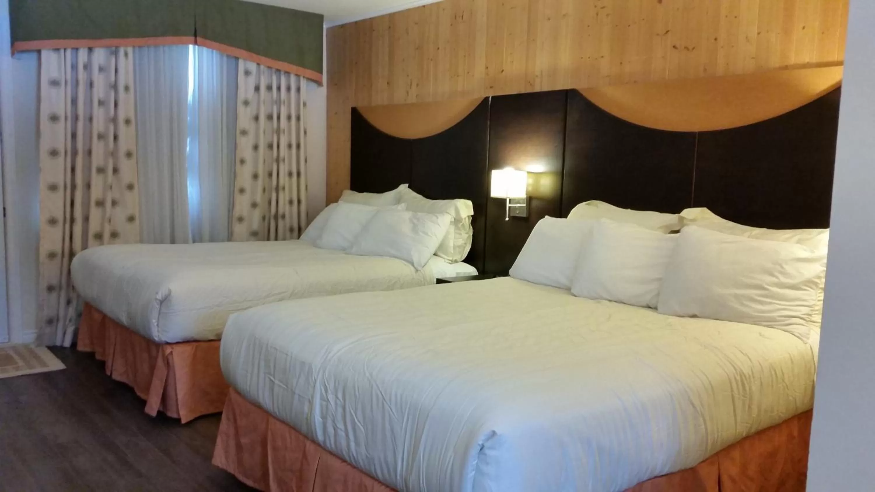 Bed in Trailsman Lodge