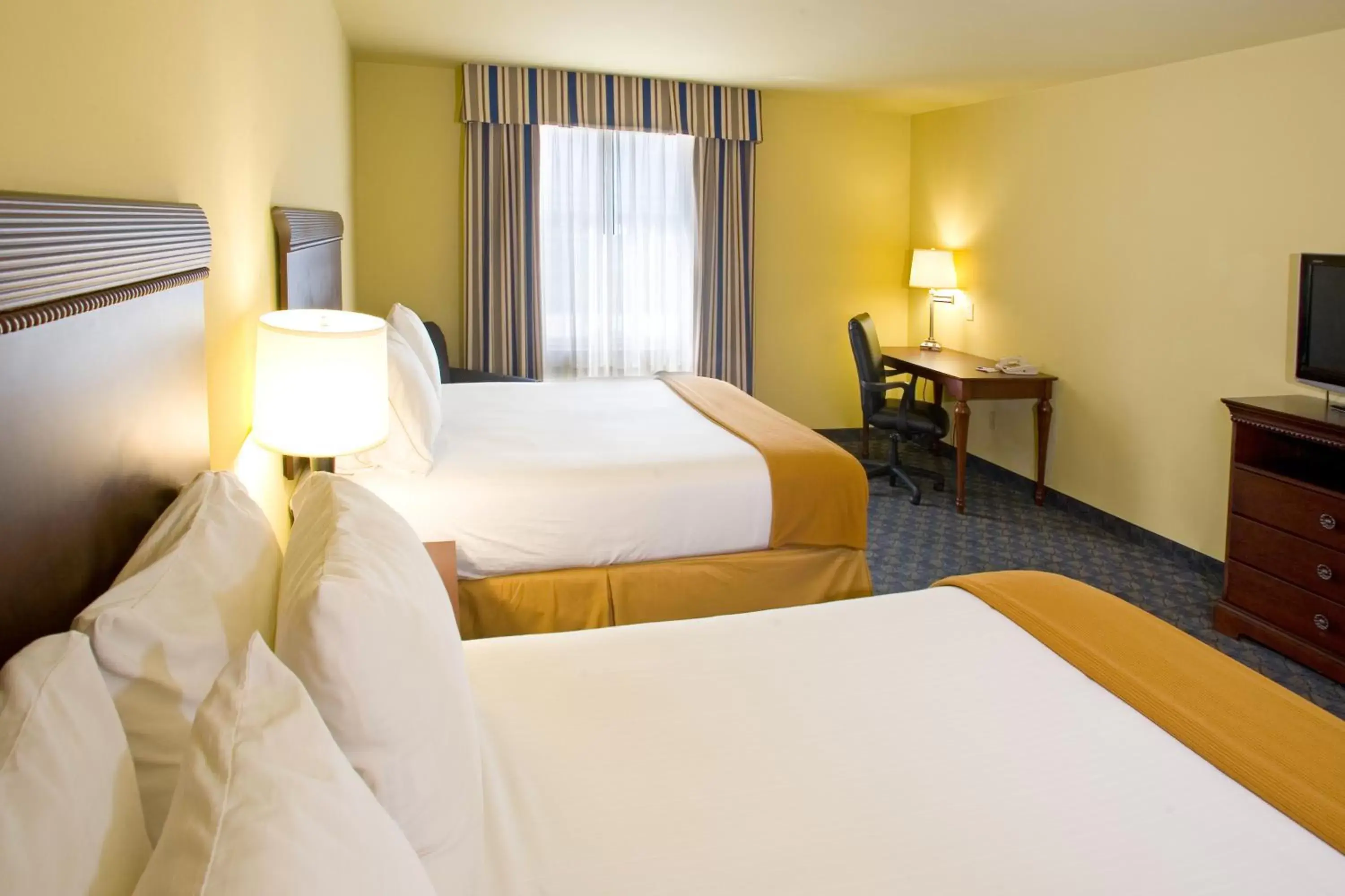 Bed in Holiday Inn Express & Suites, Corpus Christi NW, Calallen by IHG Bed in Holiday Inn Express & Suites, Corpus Christi NW, Calallen by IHG