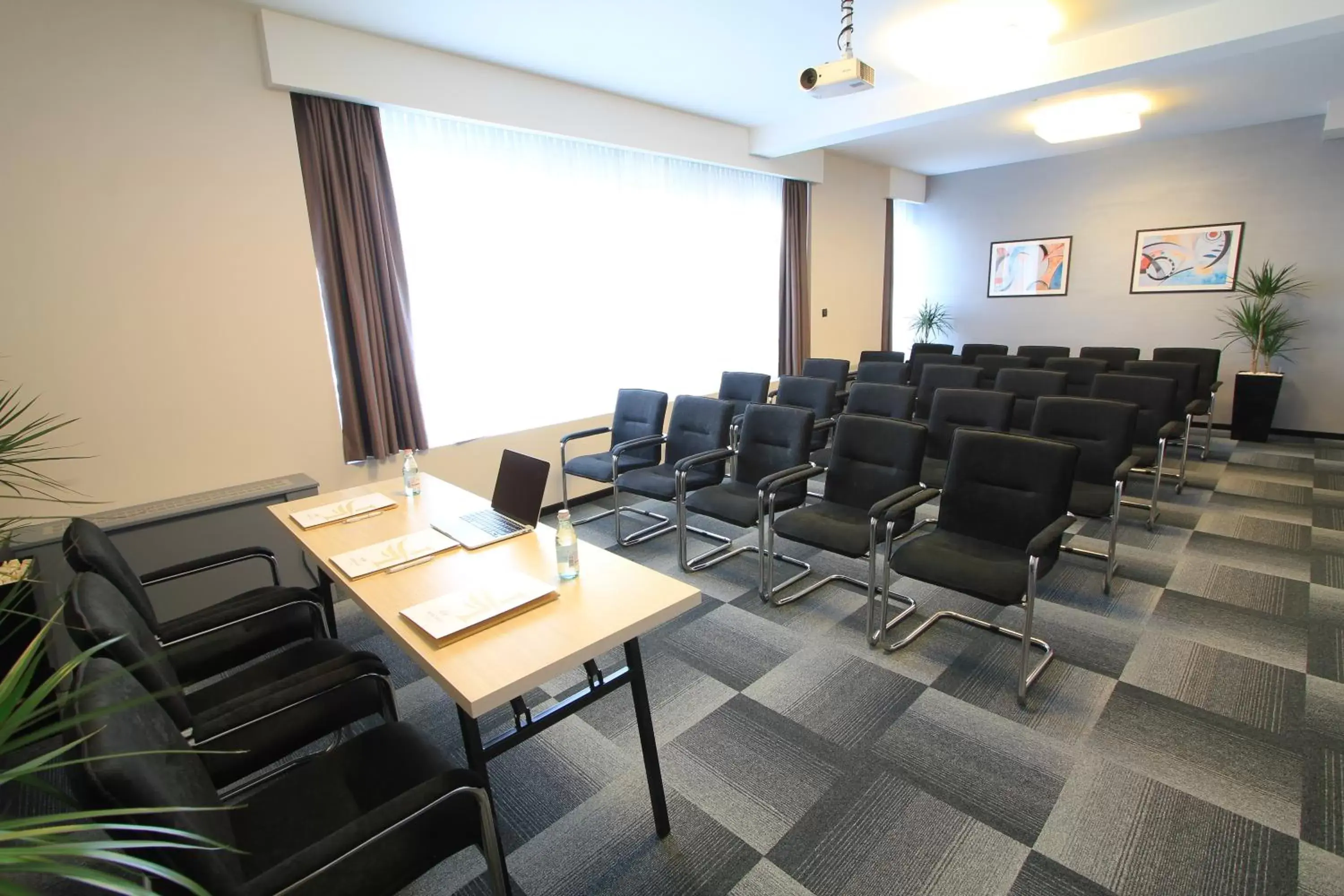 Business facilities in Hotel Heritage