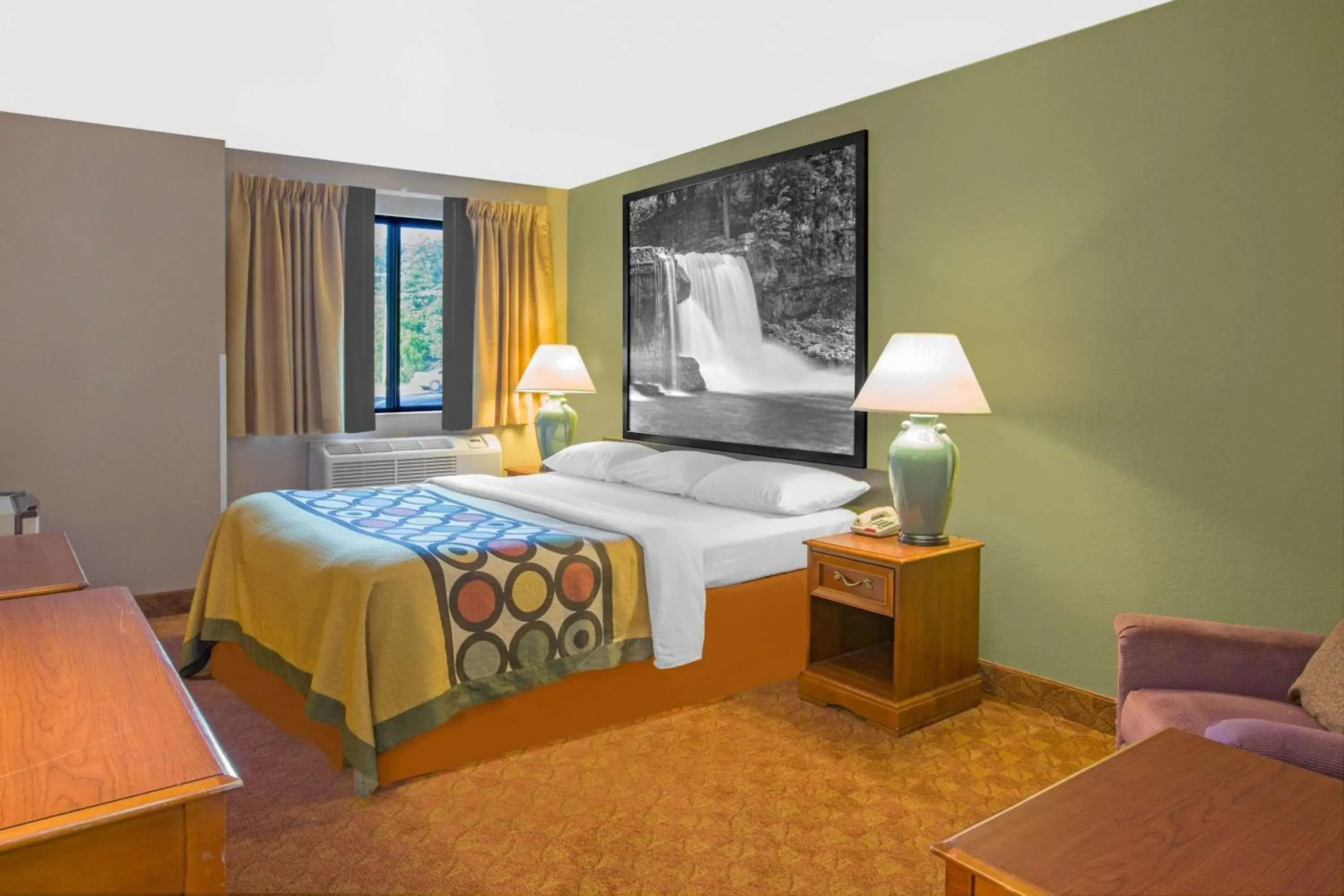 Photo of the whole room, Bed in Super 8 by Wyndham Howe