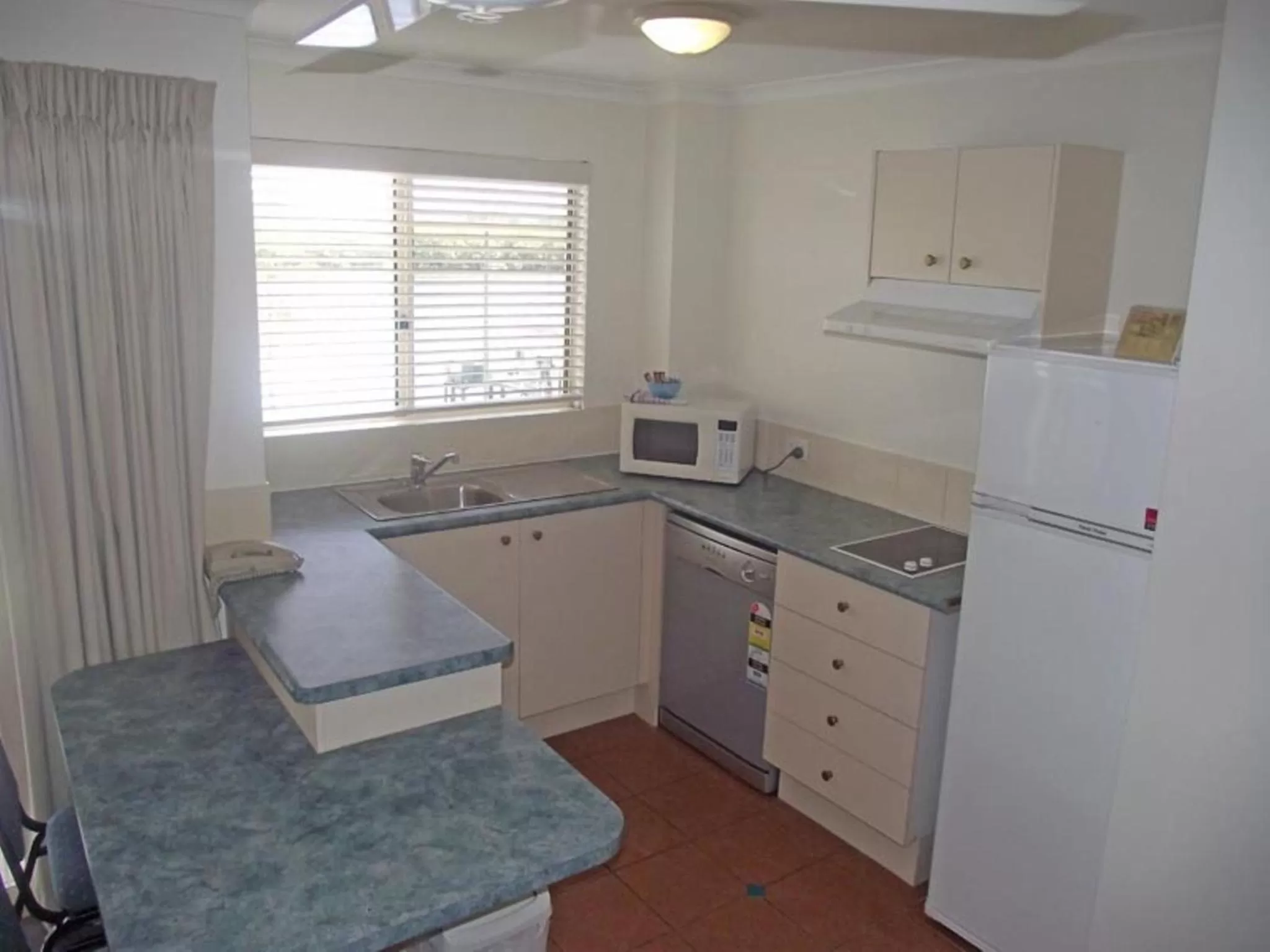 Kitchen or kitchenette in River Sands Apartments