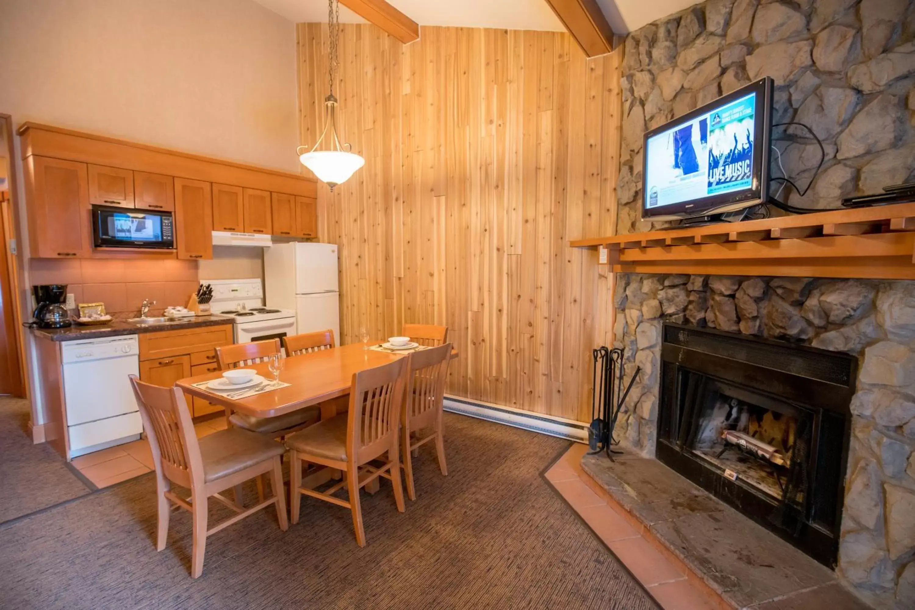 Kitchen or kitchenette, TV/Entertainment Center in The Hidden Ridge Resort