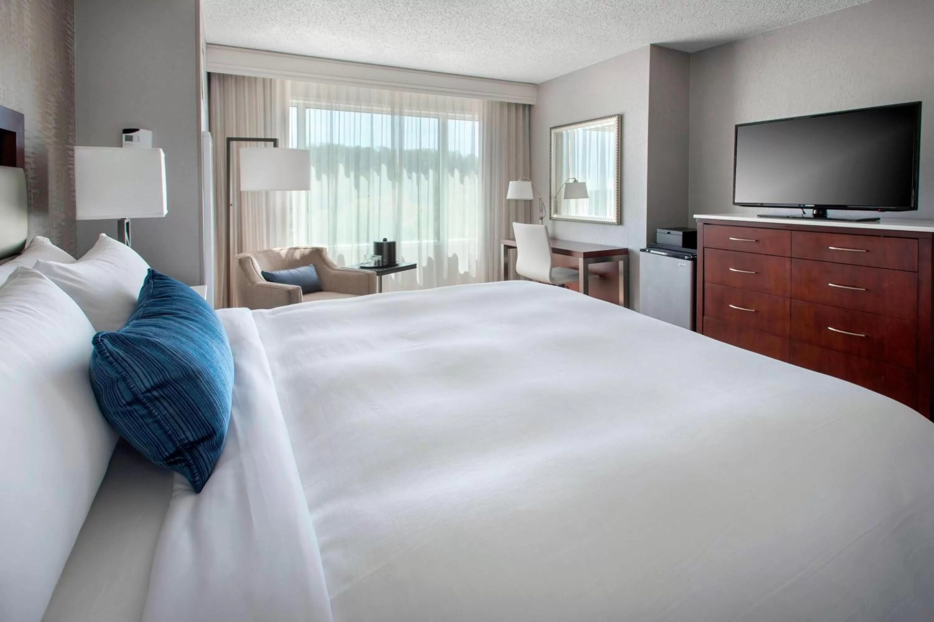 Photo of the whole room, Bed in Marriott Philadelphia West