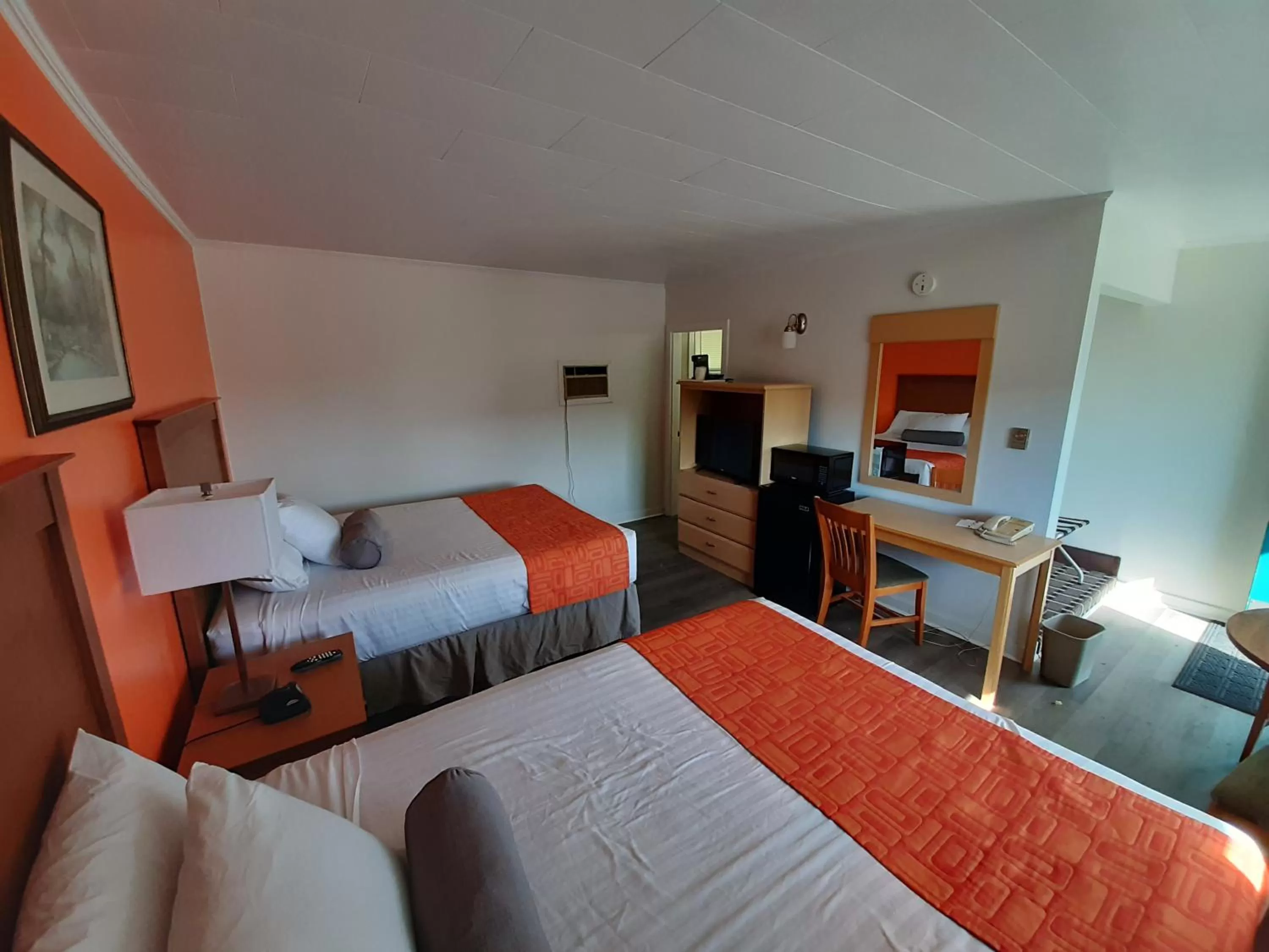 Photo of the whole room, Bed in Howard Johnson by Wyndham Woodstock NB