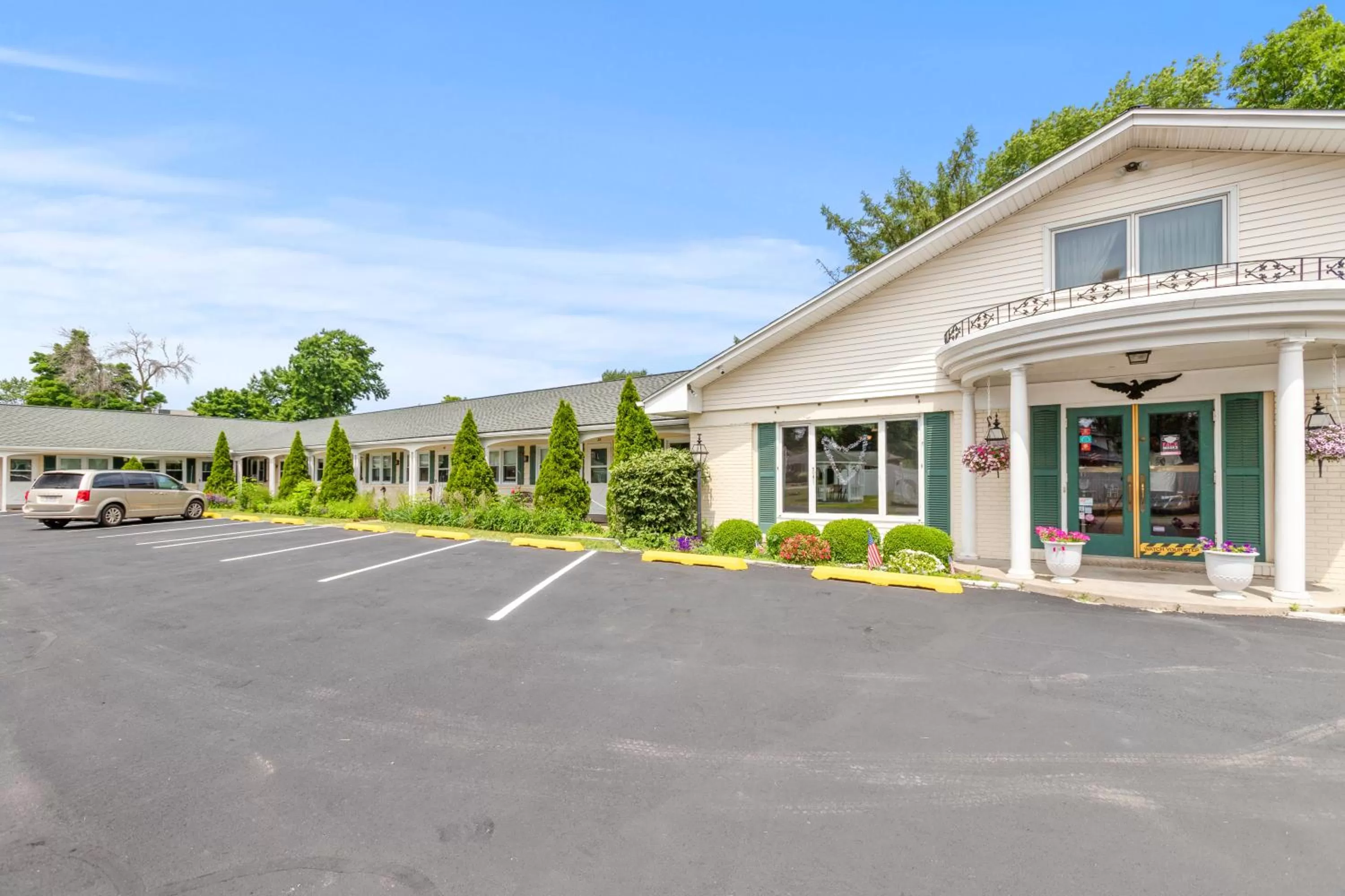 Property building in Glass House Inn Erie Near I-90 & I-79