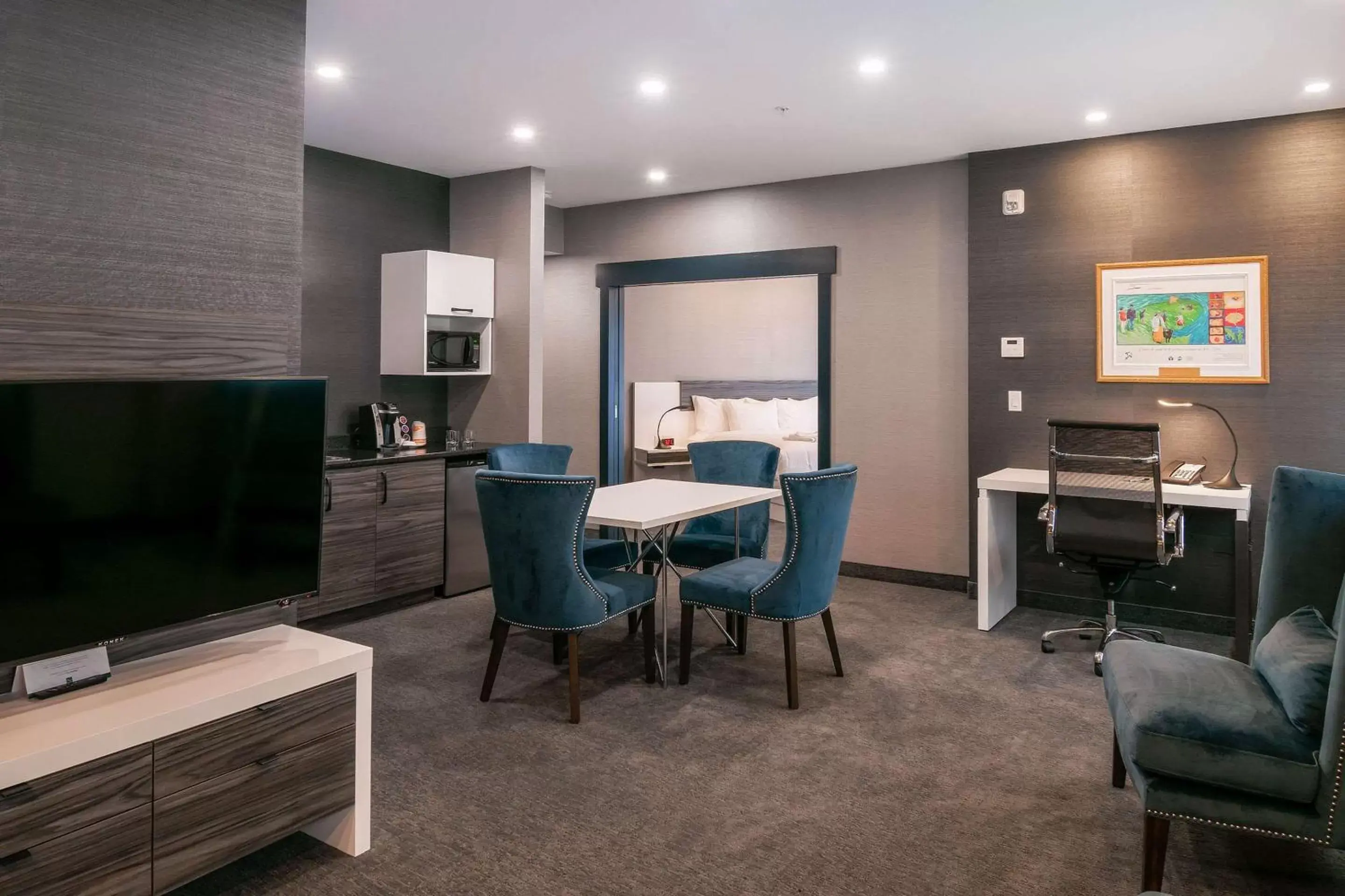 Bedroom, TV/Entertainment Center in Quality Inn & Suites Mont-Joli