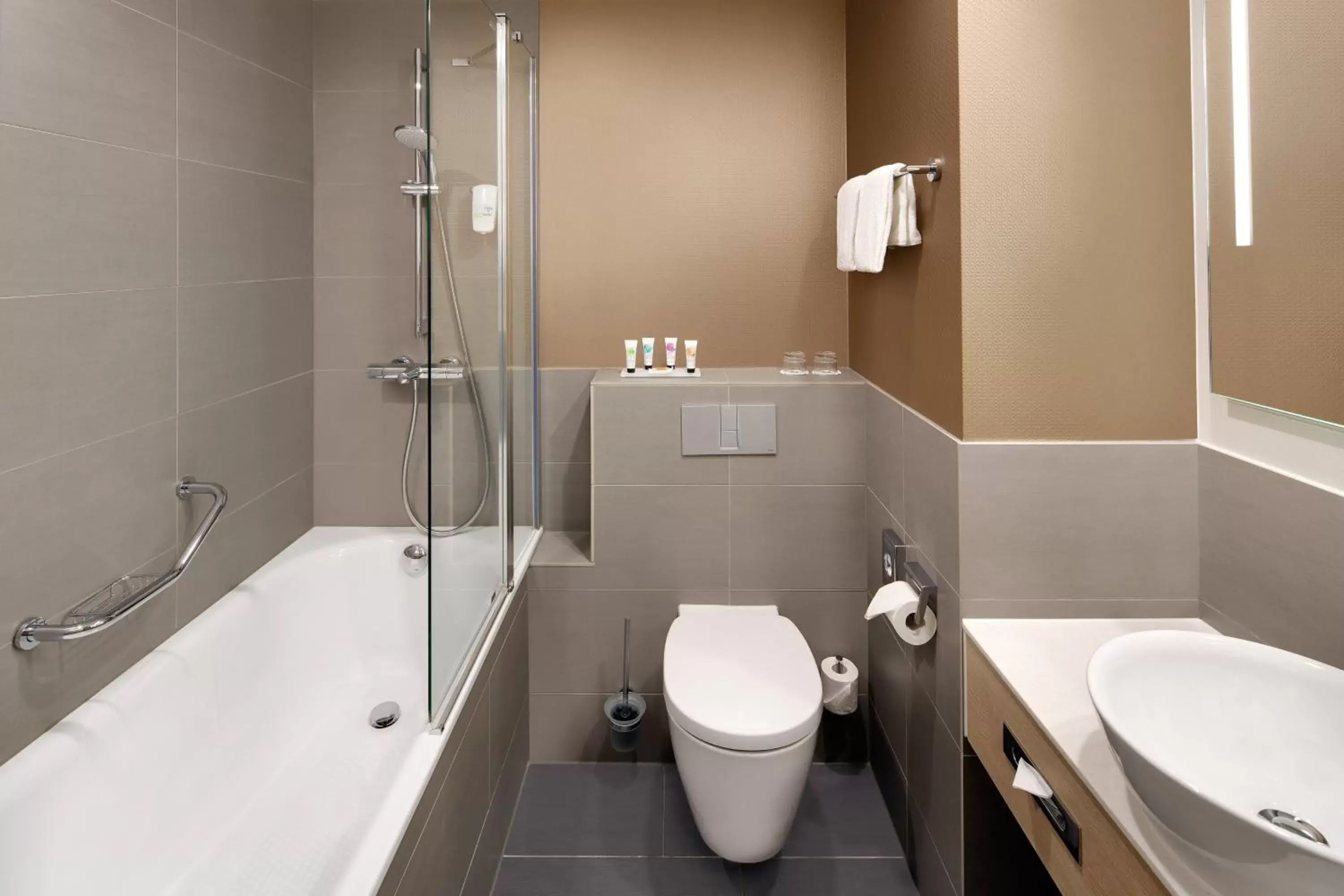 Bathroom in Holiday Inn Düsseldorf City – Toulouser Allee, an IHG Hotel