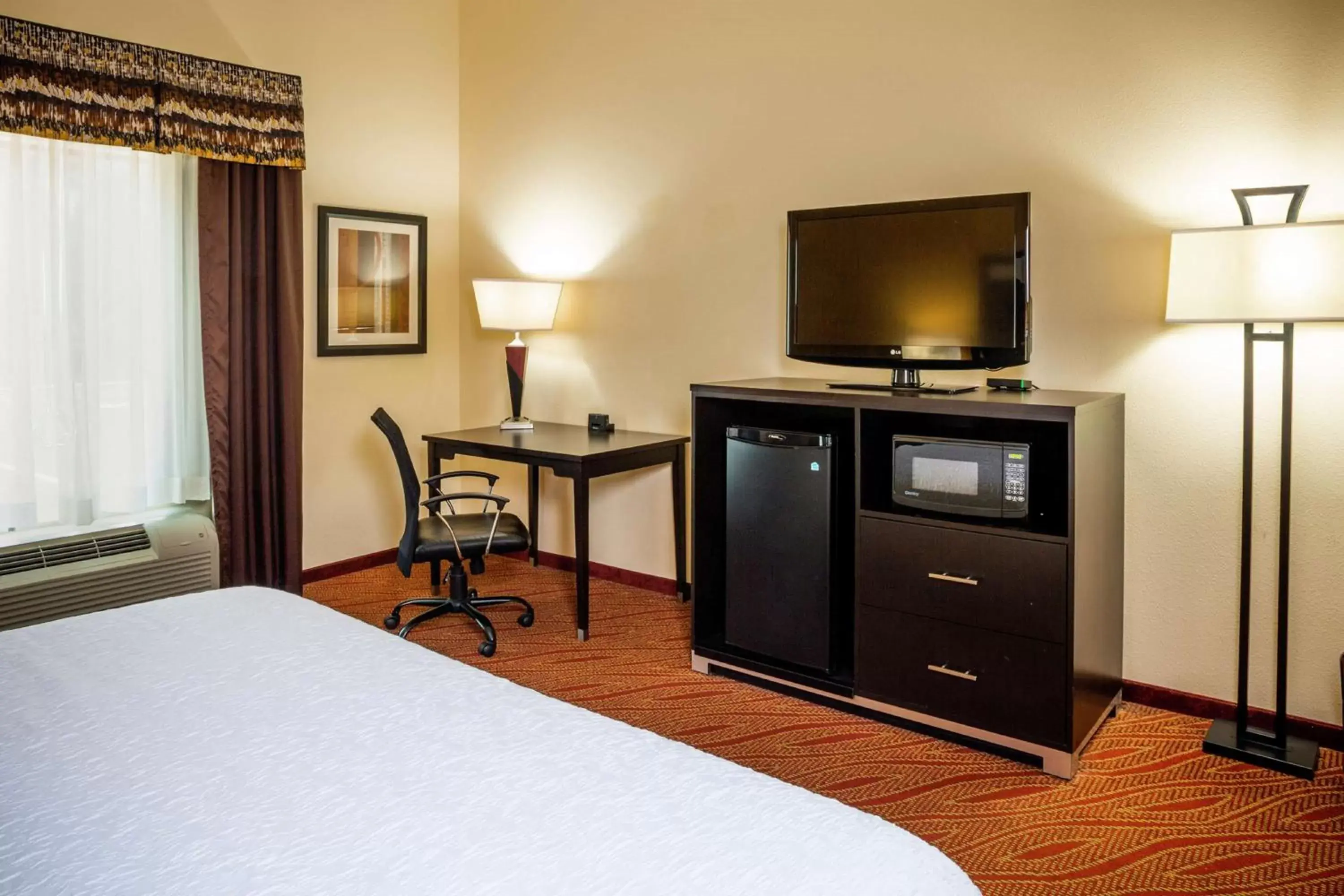 Bedroom, TV/Entertainment Center in Hampton Inn Limerick