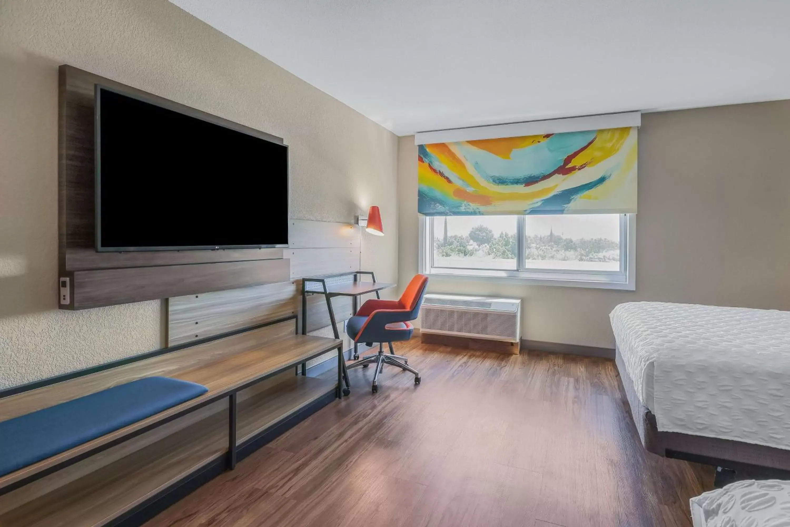 Bedroom, TV/Entertainment Center in Tru By Hilton Lathrop