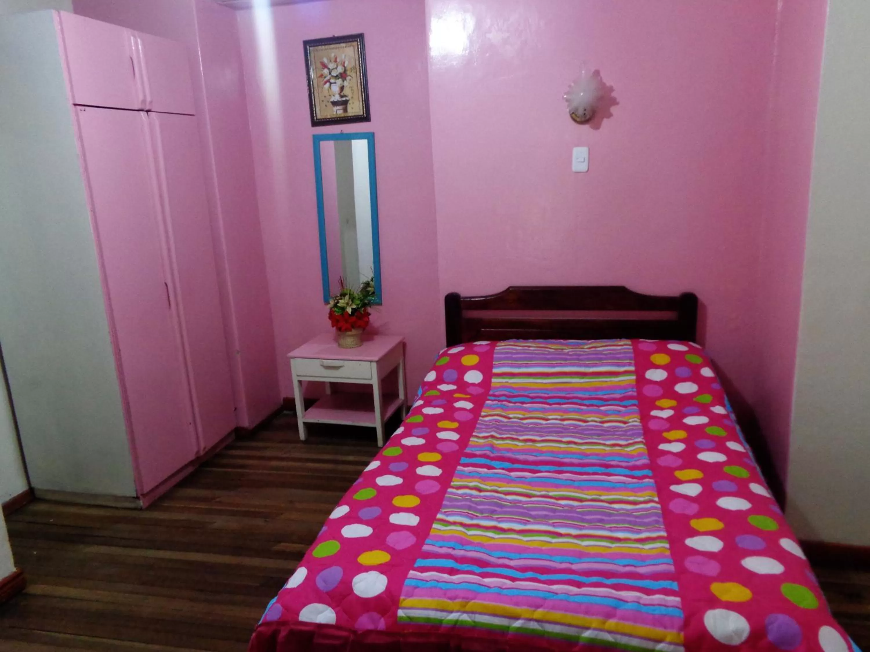 Photo of the whole room, Bed in Hostal Yumbo Imperial