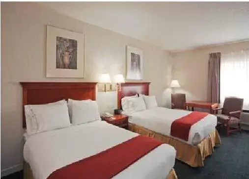 Bed in Holiday Inn Express Hotel & Suites Port Clinton-Catawba Island, an IHG Hotel