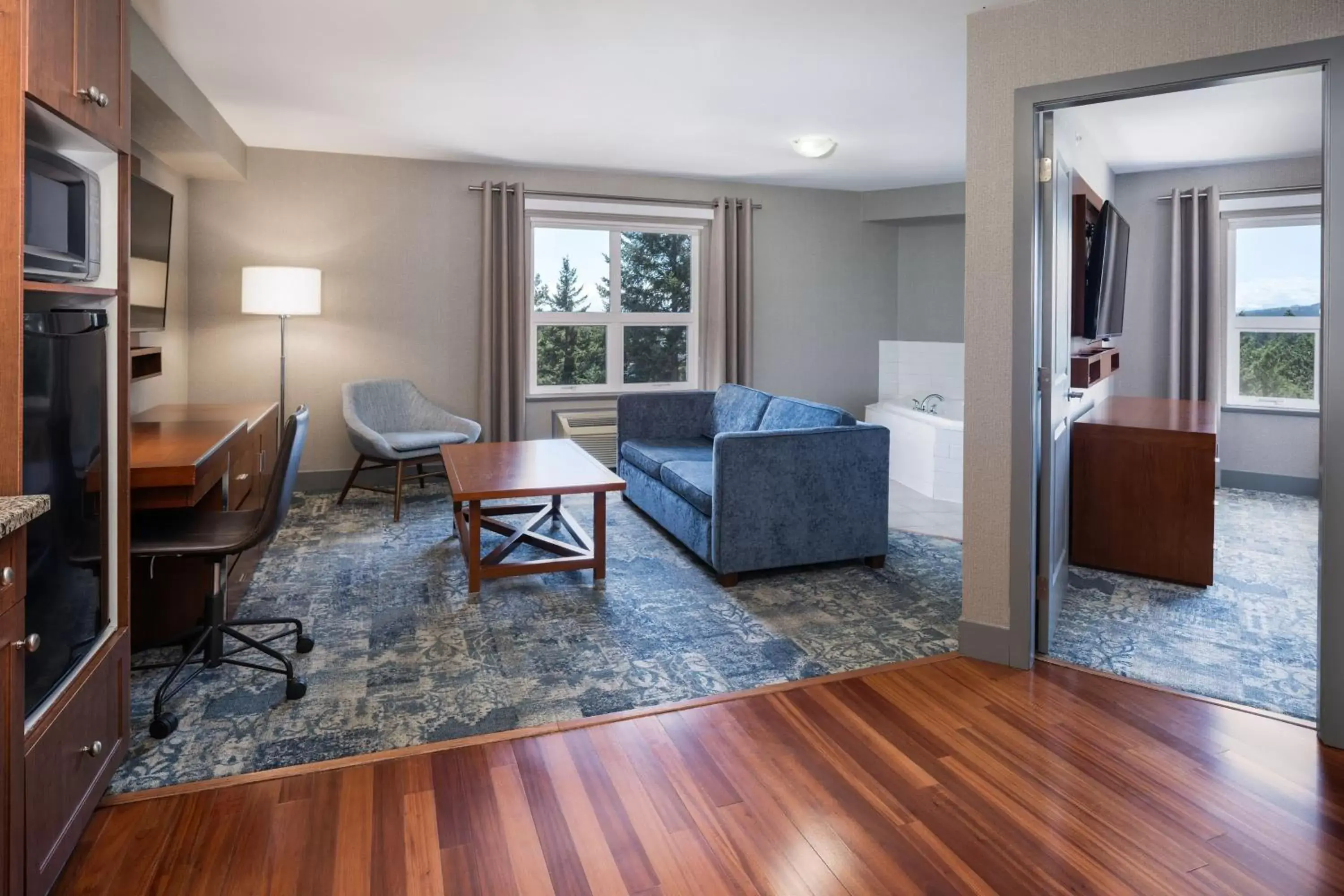 Living room, Seating Area in Four Points by Sheraton Victoria Gateway