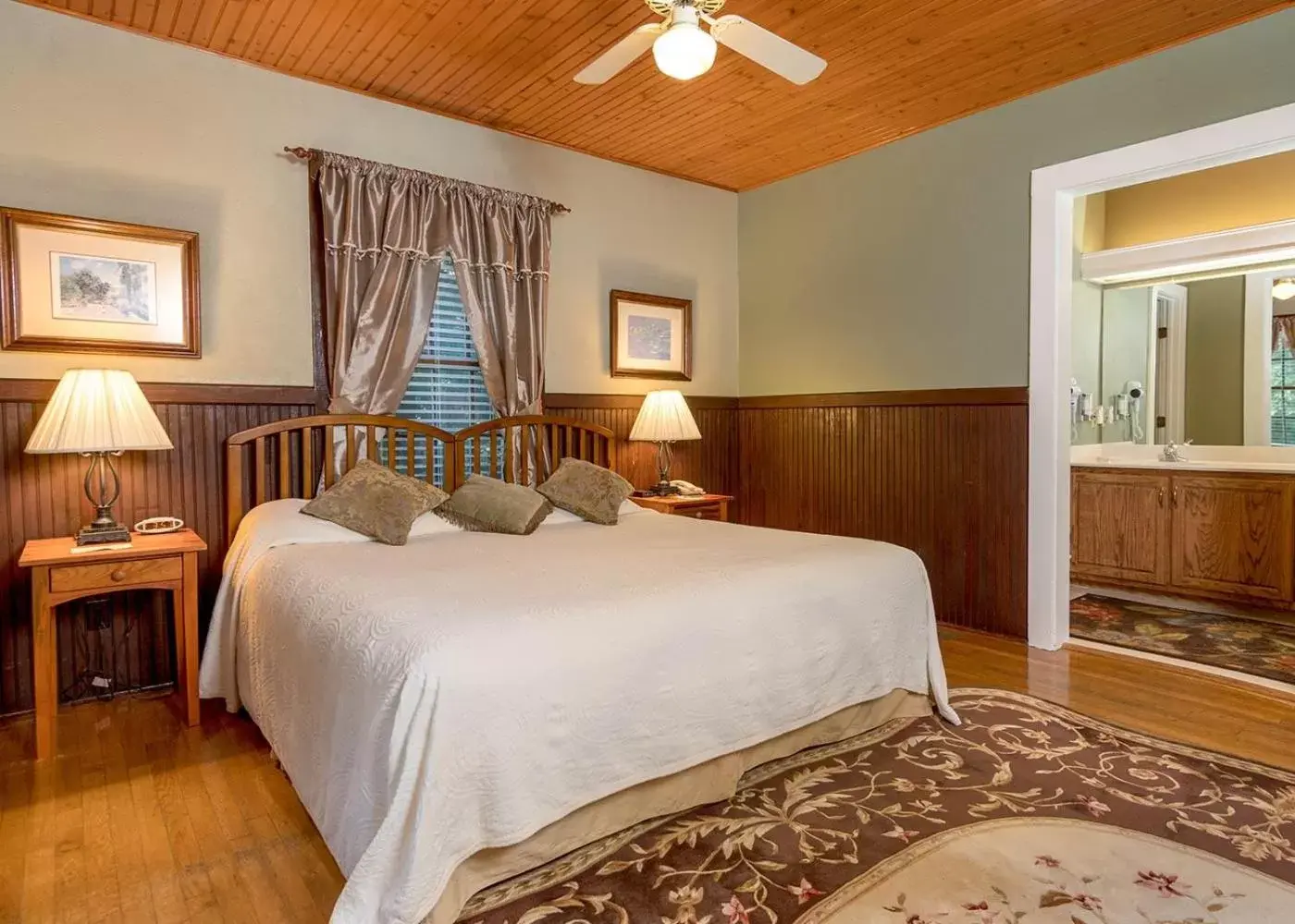 Bedroom, Bed in Highland Lake Inn & Resort - Flat Rock