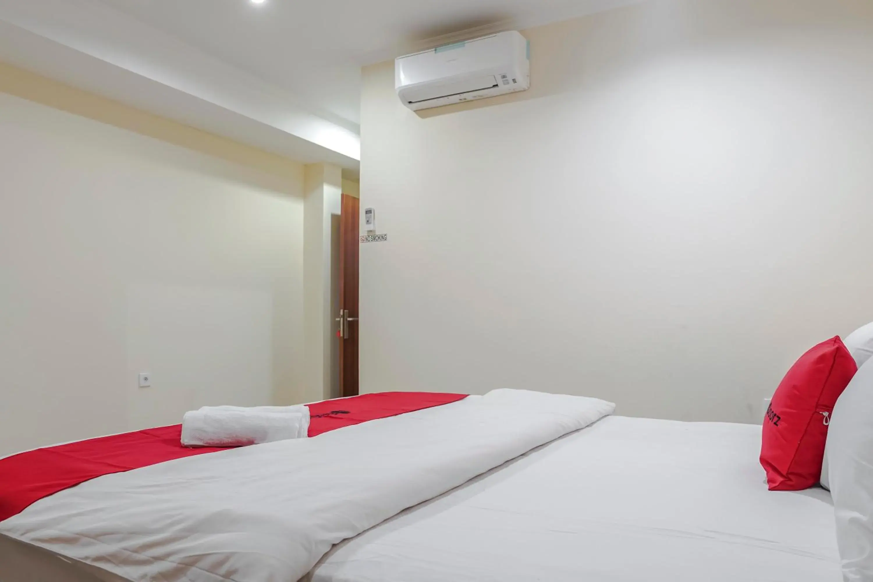 Bedroom, Bed in RedDoorz @ Jalan Biak Roxy Jakarta