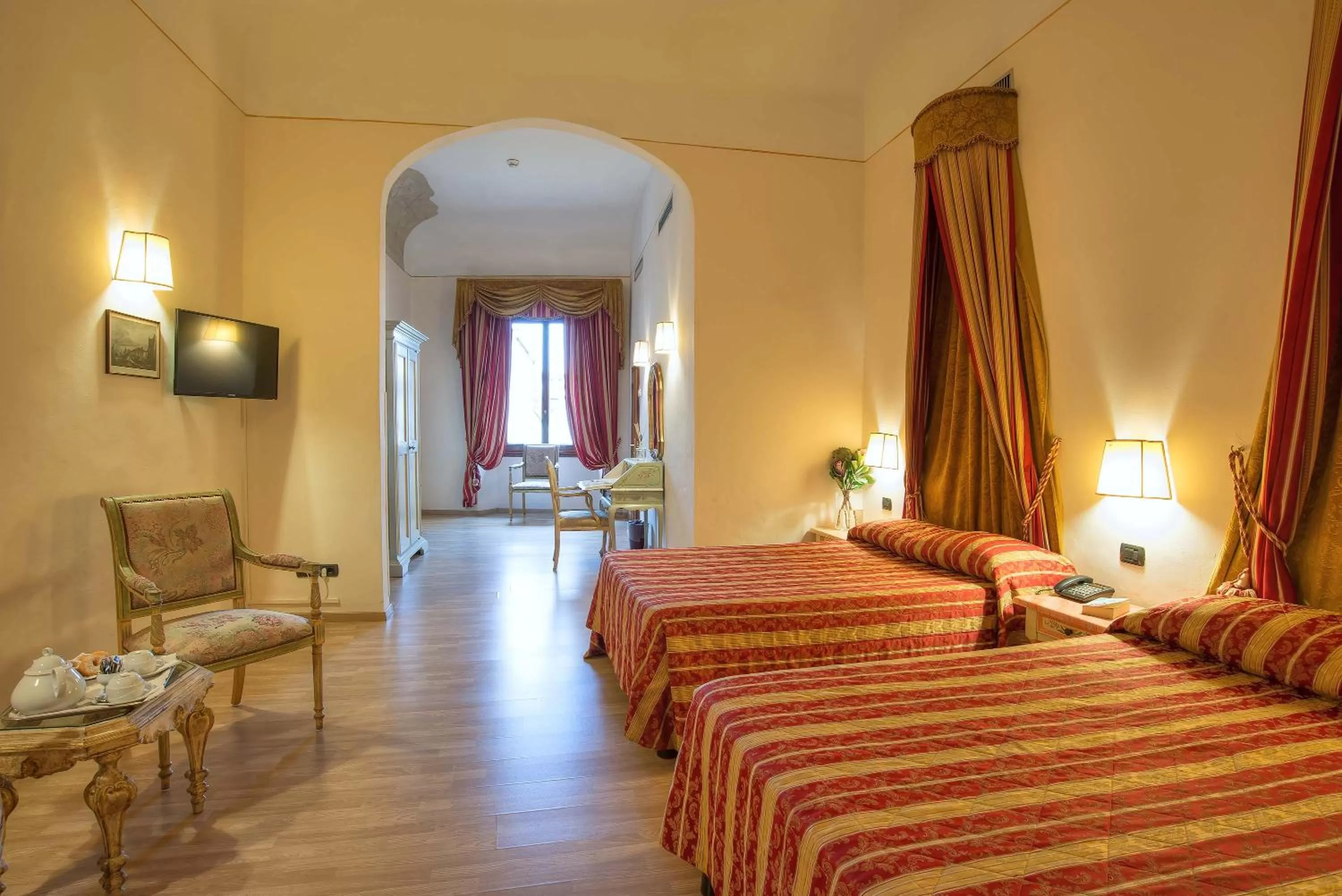 Photo of the whole room, Bed in Hotel Paris