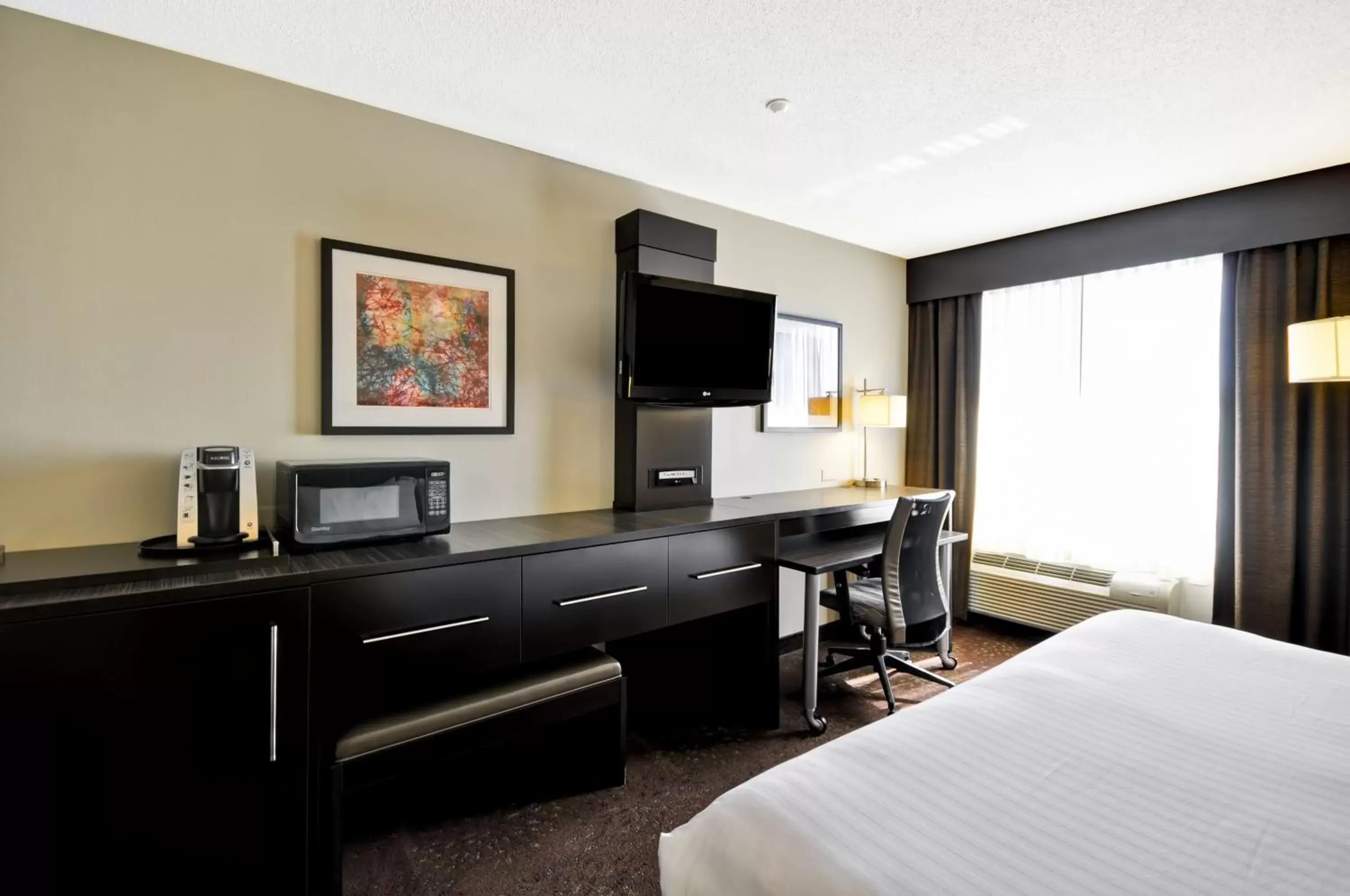 Photo of the whole room, TV/Entertainment Center in Holiday Inn Express Romulus / Detroit Airport, an IHG Hotel