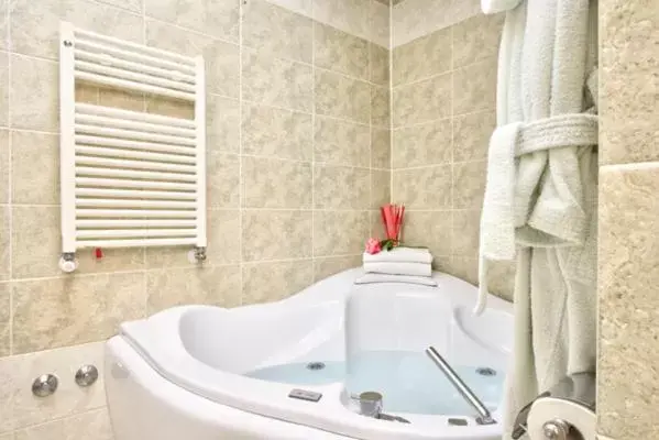 Hot Tub, Bathroom in Hotel La Locanda