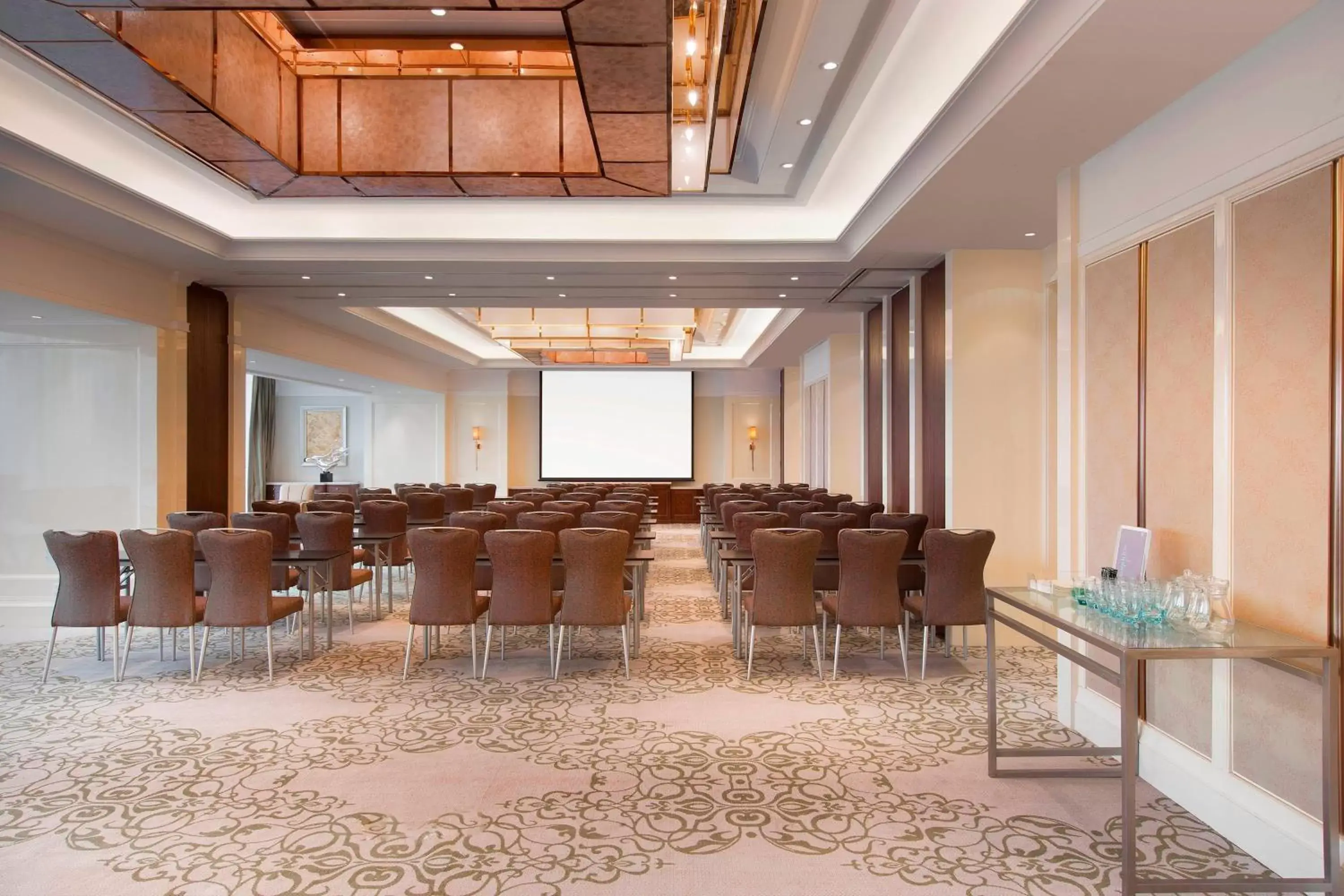 Meeting/conference room in Sheraton Grand Wuhan Hankou Hotel - Let's take a look at the moment of Wuhan