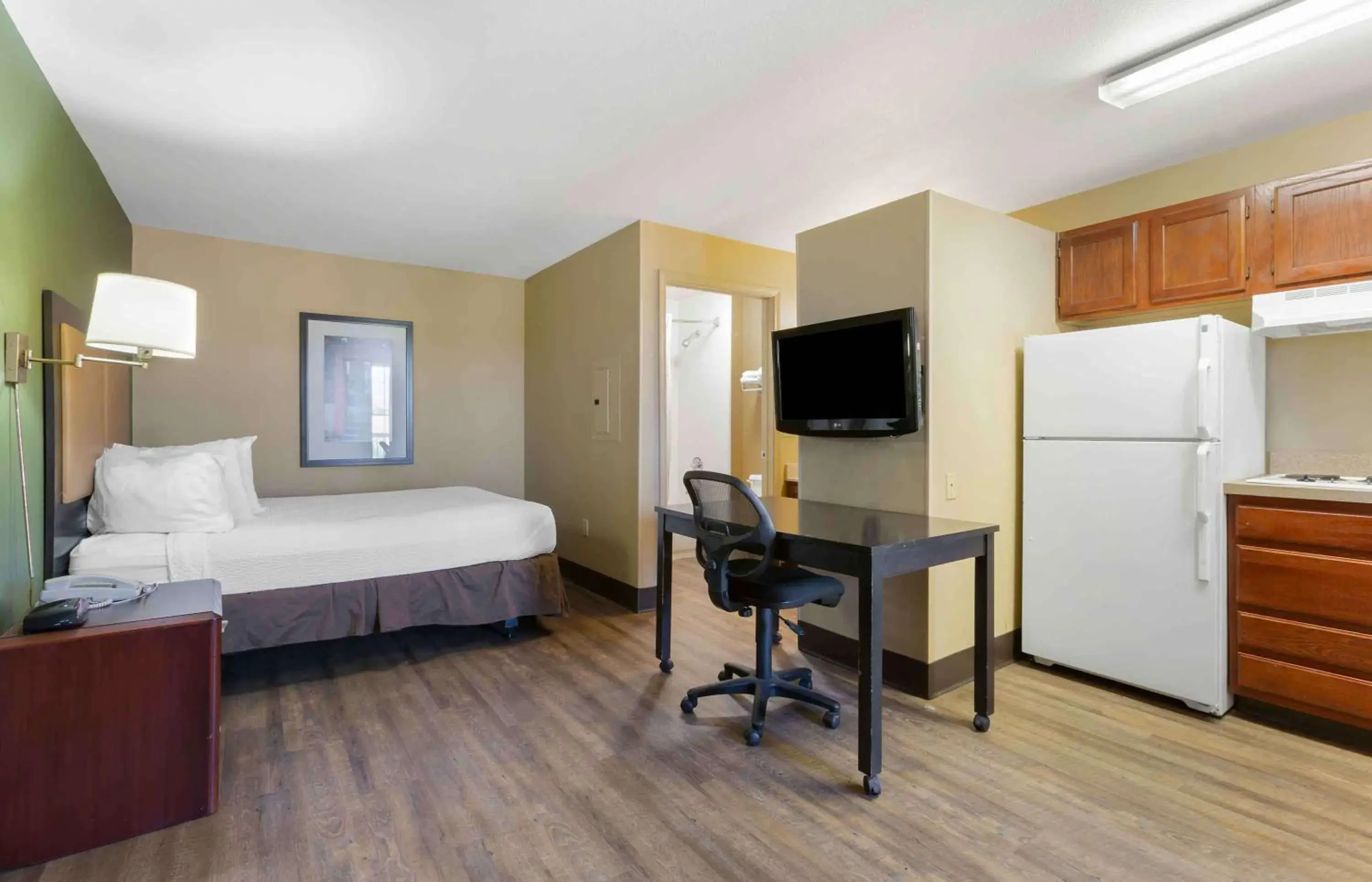 Bedroom, TV/Entertainment Center in Extended Stay America Suites - Phoenix - Chandler - E Chandler Blvd