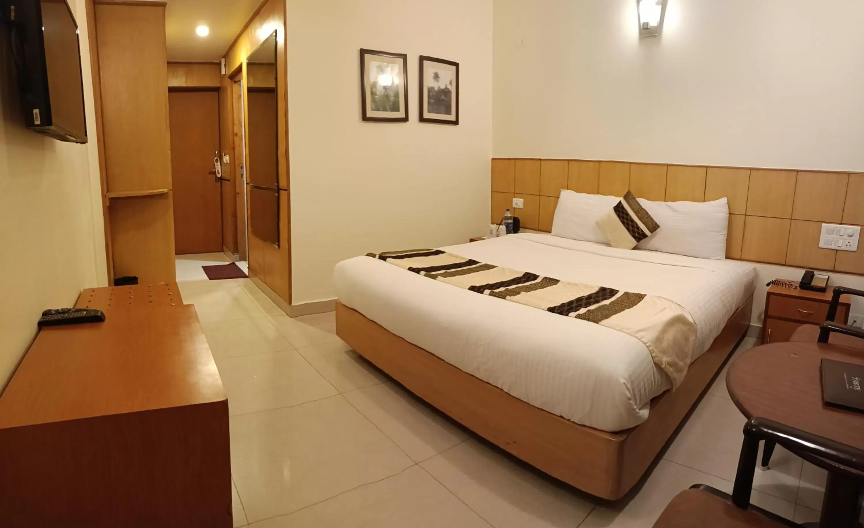 Photo of the whole room, Bed in Hotel Broadways Inn