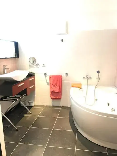 Bathroom in La Gourmandine