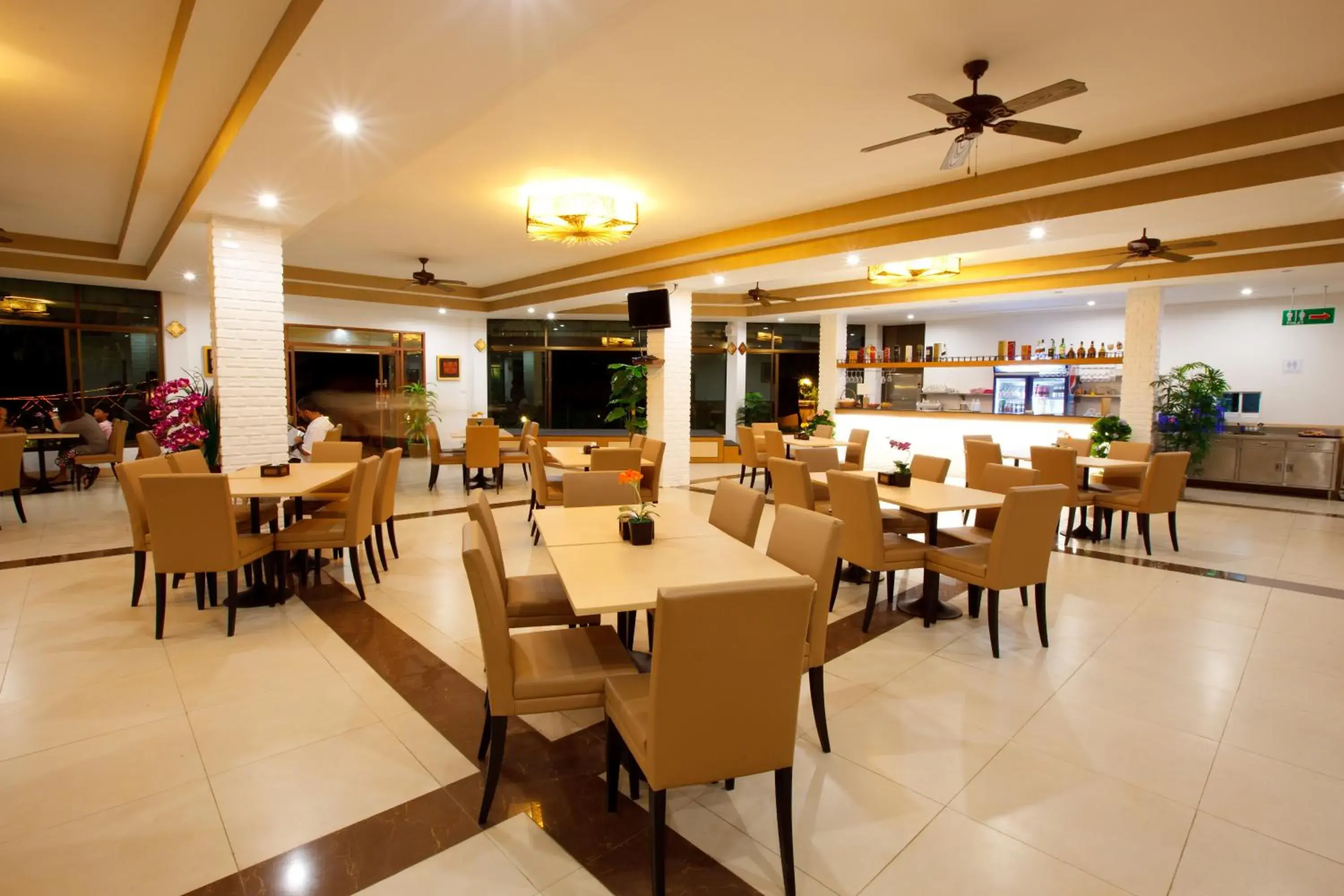 Restaurant/Places to Eat in Chawalun Resort