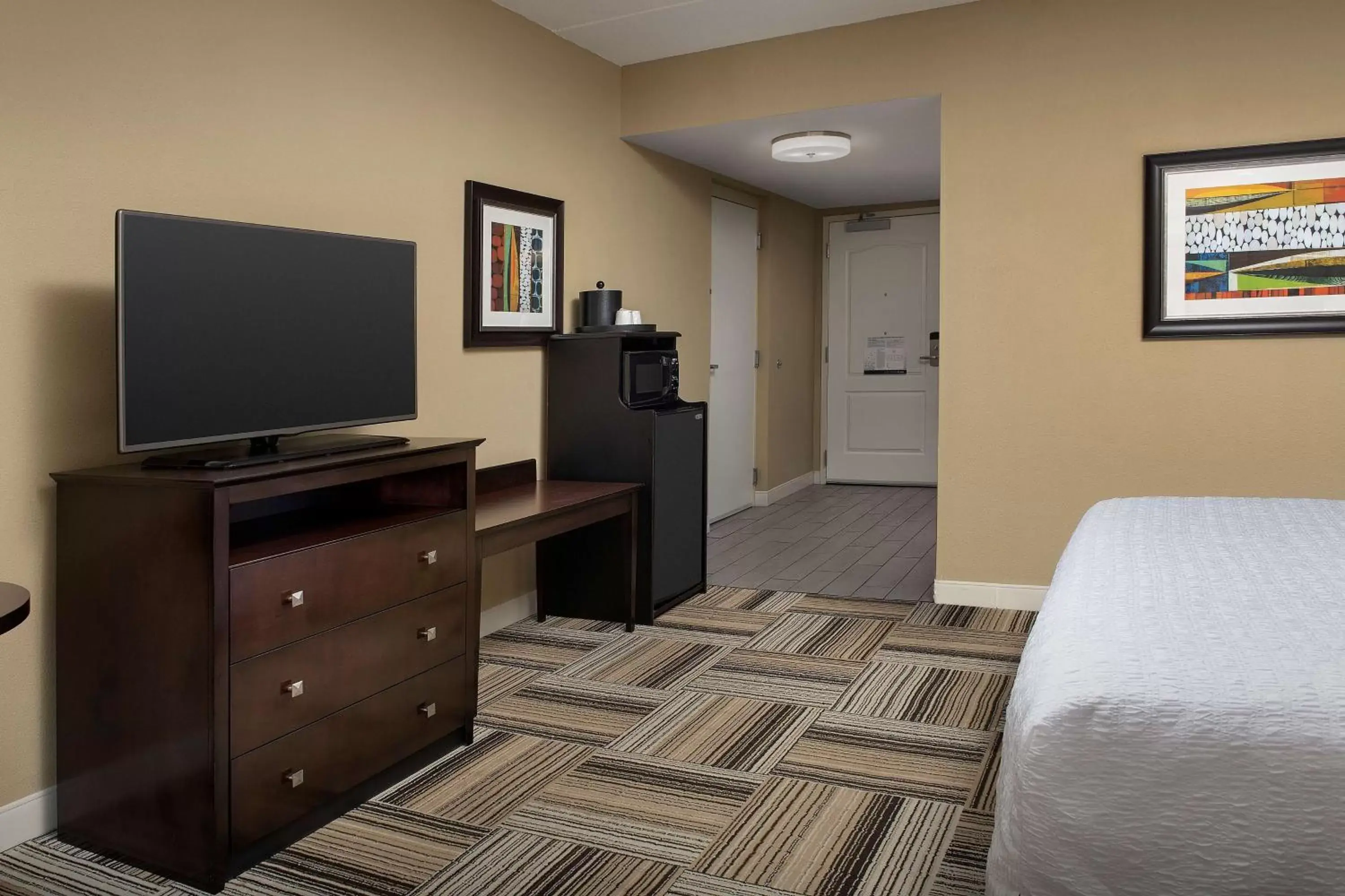 Photo of the whole room, TV/Entertainment Center in Hampton Inn Knoxville-East