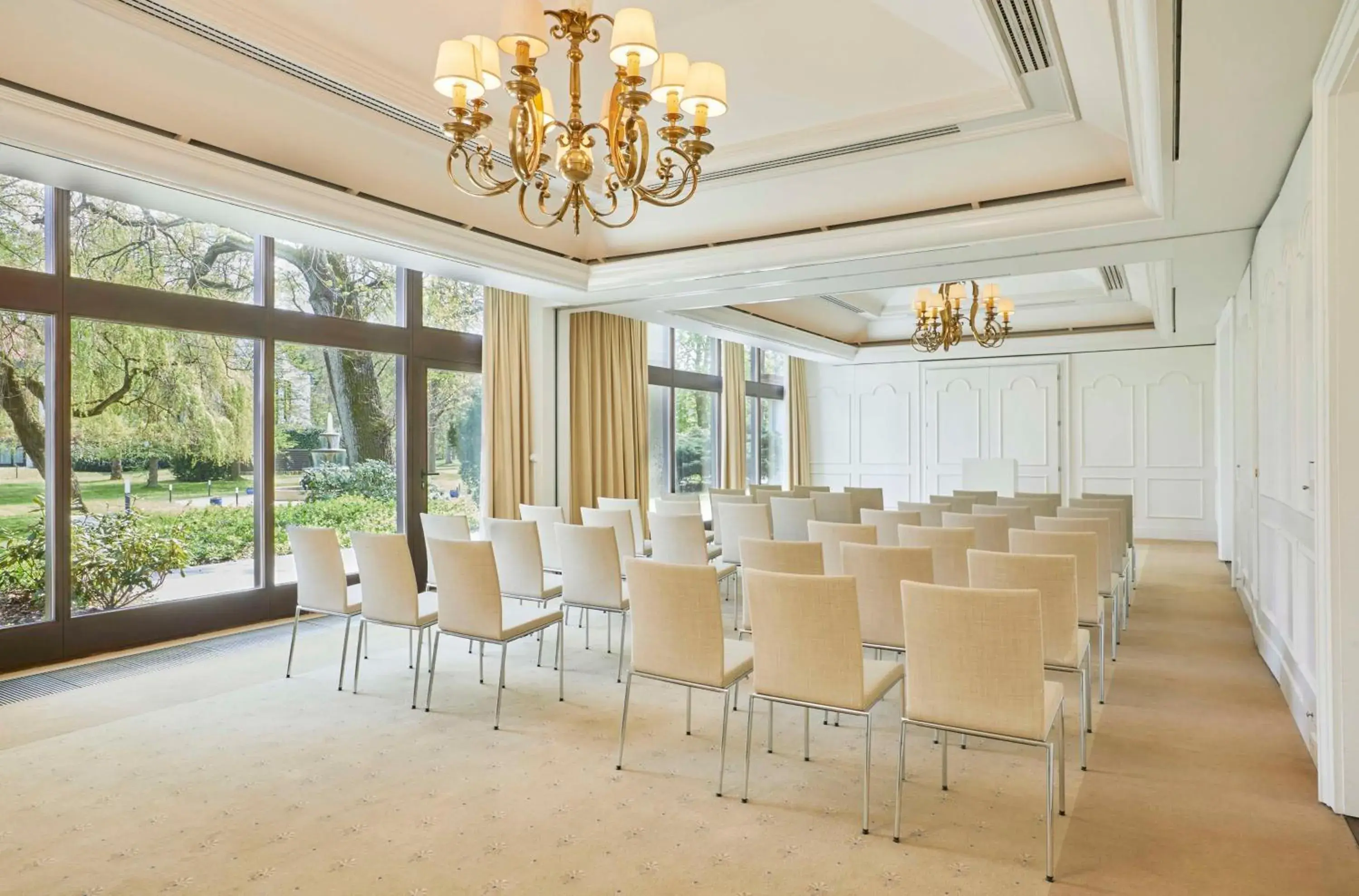 Meeting/conference room in Kempinski Hotel Frankfurt Gravenbruch