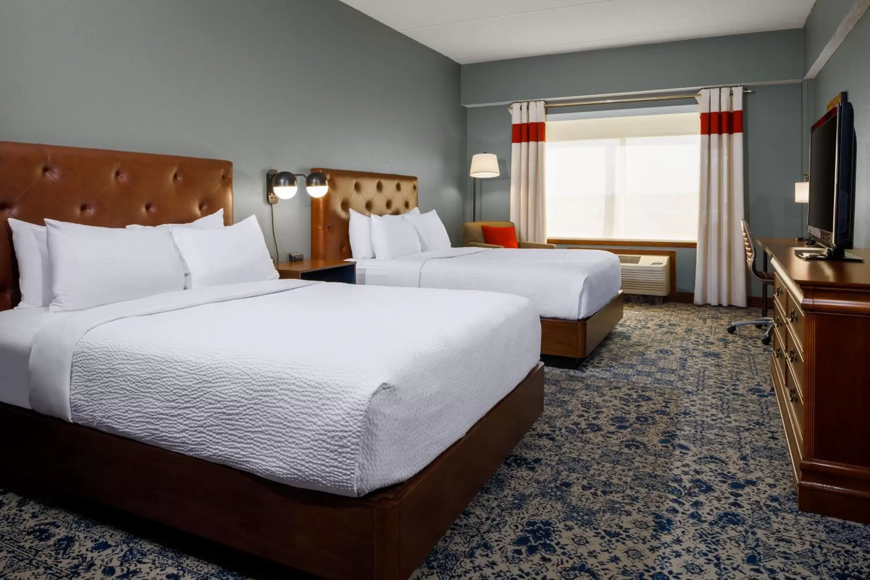 Photo of the whole room, Bed in Four Points by Sheraton Louisville Airport