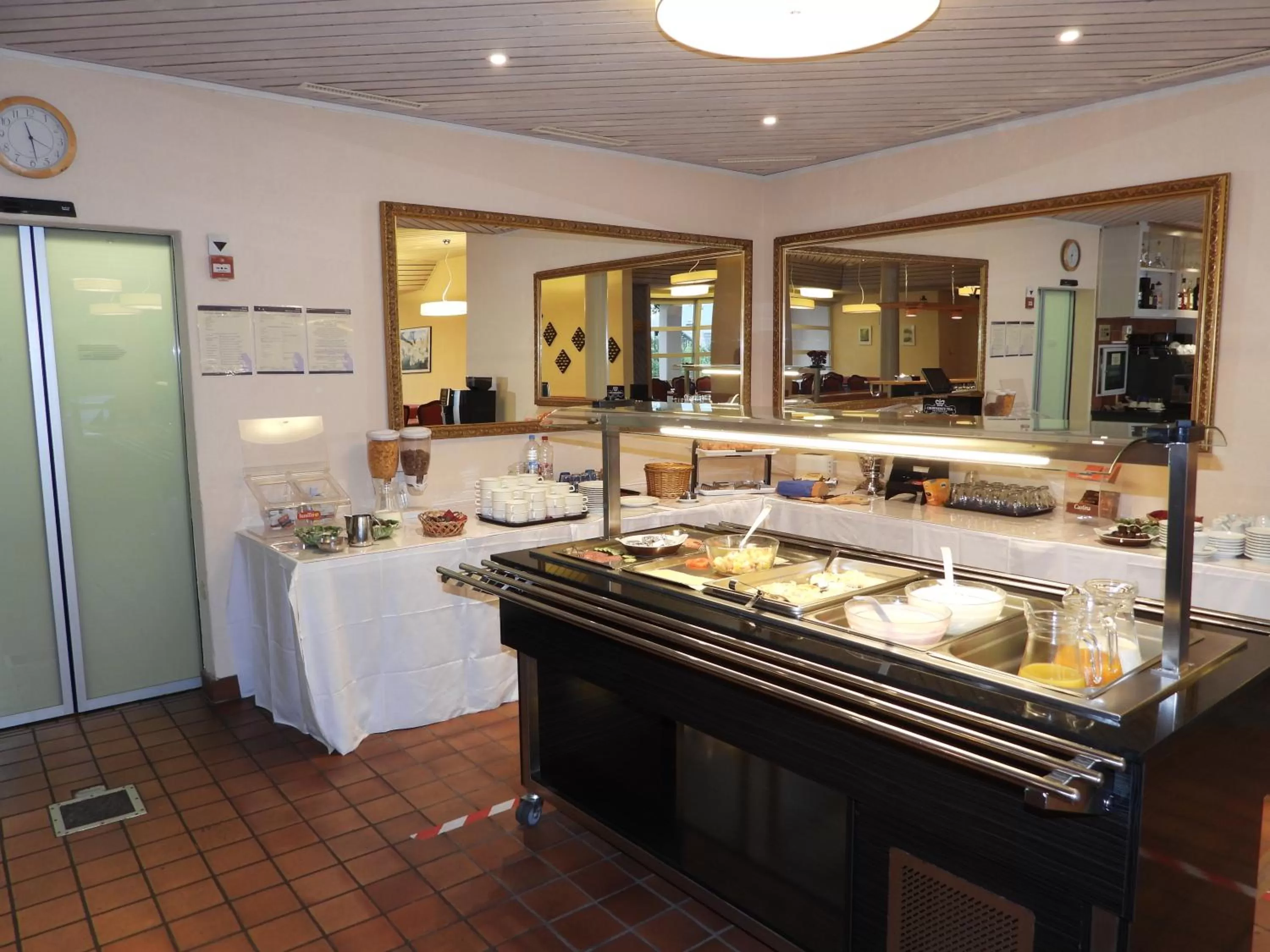 Buffet breakfast in Hotel Sherlock Holmes & Khana Restaurant "nur 200 m zur Gondelbahn Hasliberg"