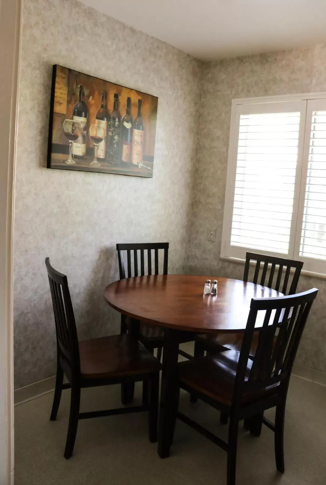 Dining Area in Country Inn Motel