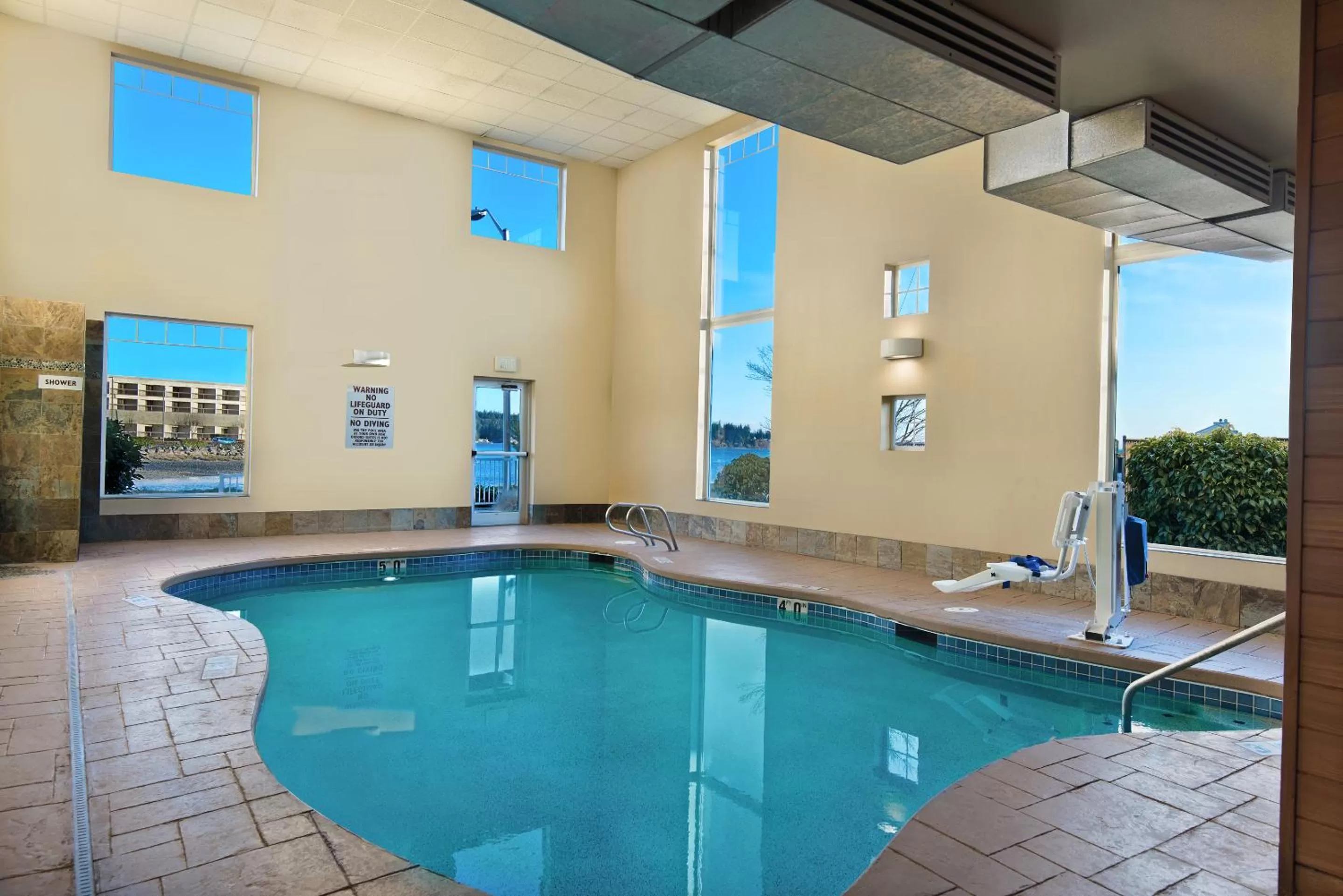 Swimming pool in Oxford Suites Silverdale